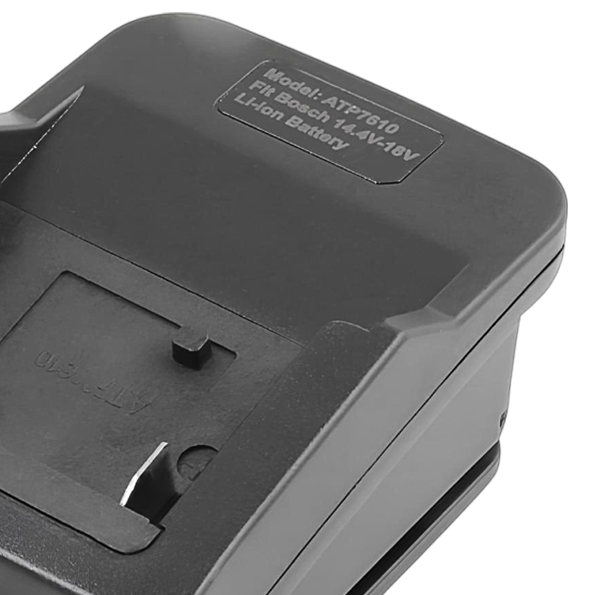 Schwarzes Batterieladegerät. Text: 'Model: ATP7610 Fit Bosch 14.4V-18V Li-Ion Battery'. Ein Schlitz ist unten sichtbar.