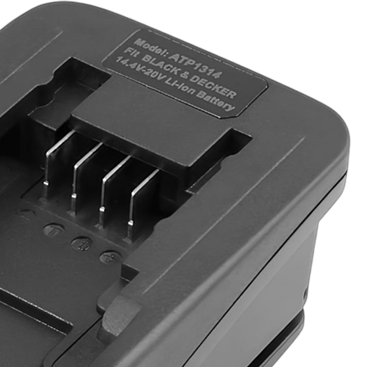 Nahaufnahme eines schwarzen Batterieladegeräts. Es hat Metallkontakte und ein Etikett, auf dem steht, dass es für Black & Decker 14,4V-20V Li-Ion-Akkus geeignet ist.