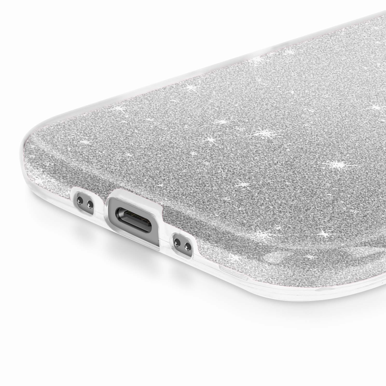 Gros plan sur une coque de téléphone argentée à paillettes. Montre le port de chargement et les trous du haut-parleur. Fond blanc.
