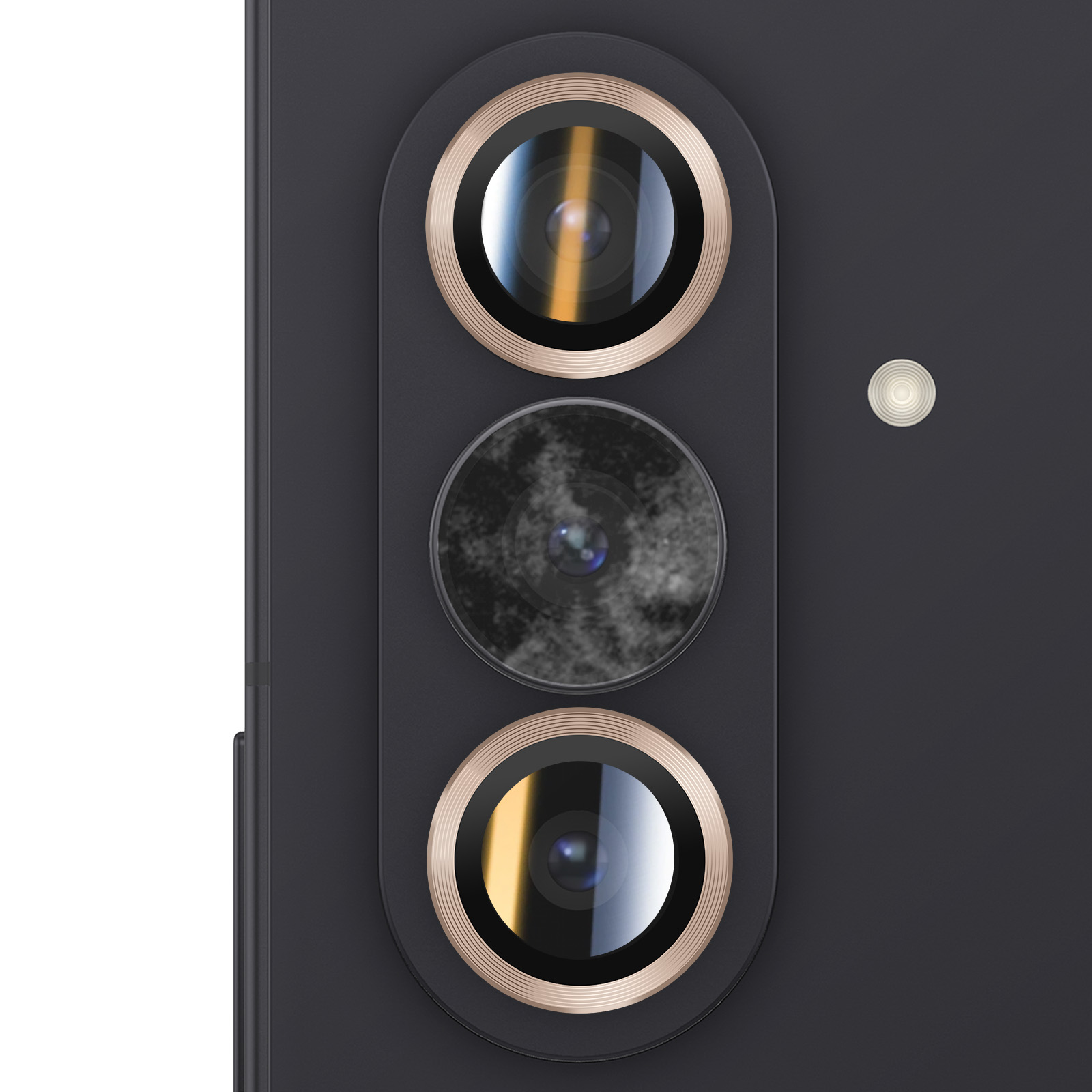 Primo piano del modulo fotocamera di uno smartphone. Tre lenti con dettagli dorati e un flash sono visibili su una superficie grigio scuro.