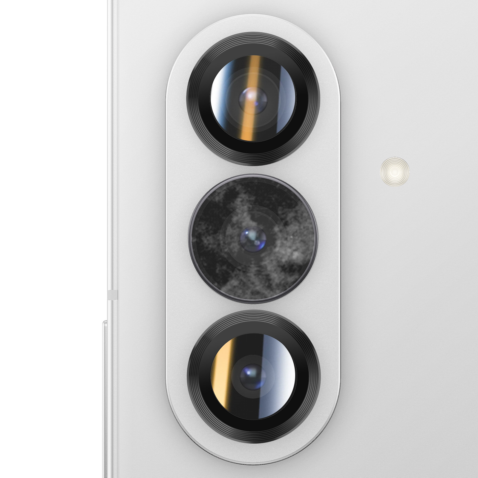 Close-up van een smartphone-cameramodule met drie lenzen en een flitser op een wit oppervlak.