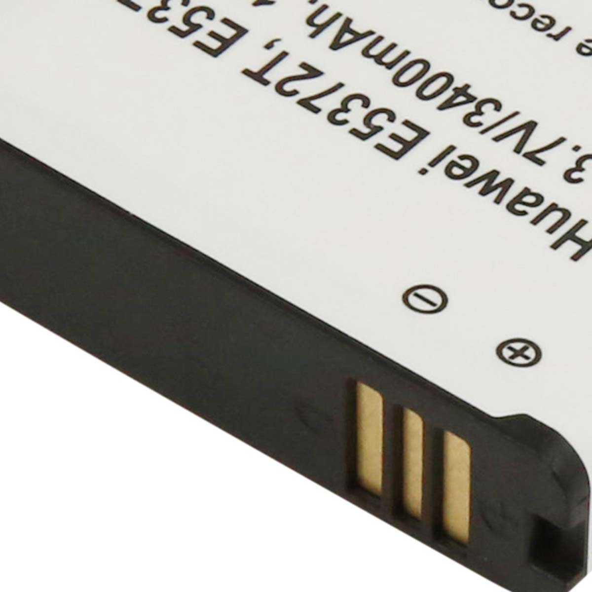 Nahaufnahme eines weißen Akkus mit schwarzen Rändern. Der Text lautet 'Huawei E5372T, 3.7V/3400mAh'. Goldene Anschlüsse sichtbar.