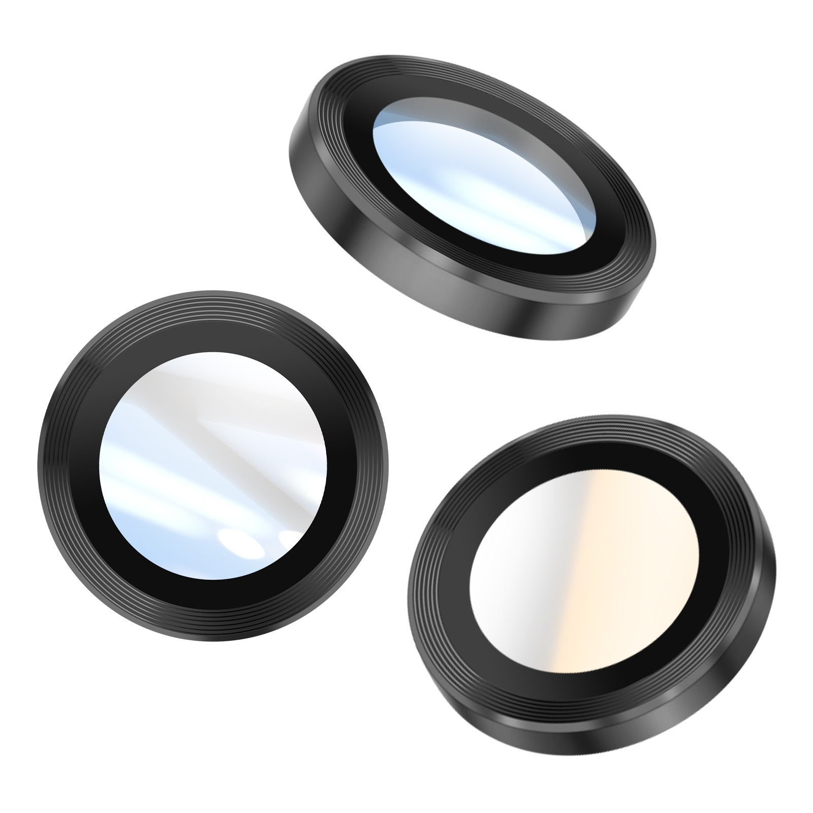 Drie zwarte, cirkelvormige cameralenzen met glas. Eén gekanteld, twee plat. Witte achtergrond.