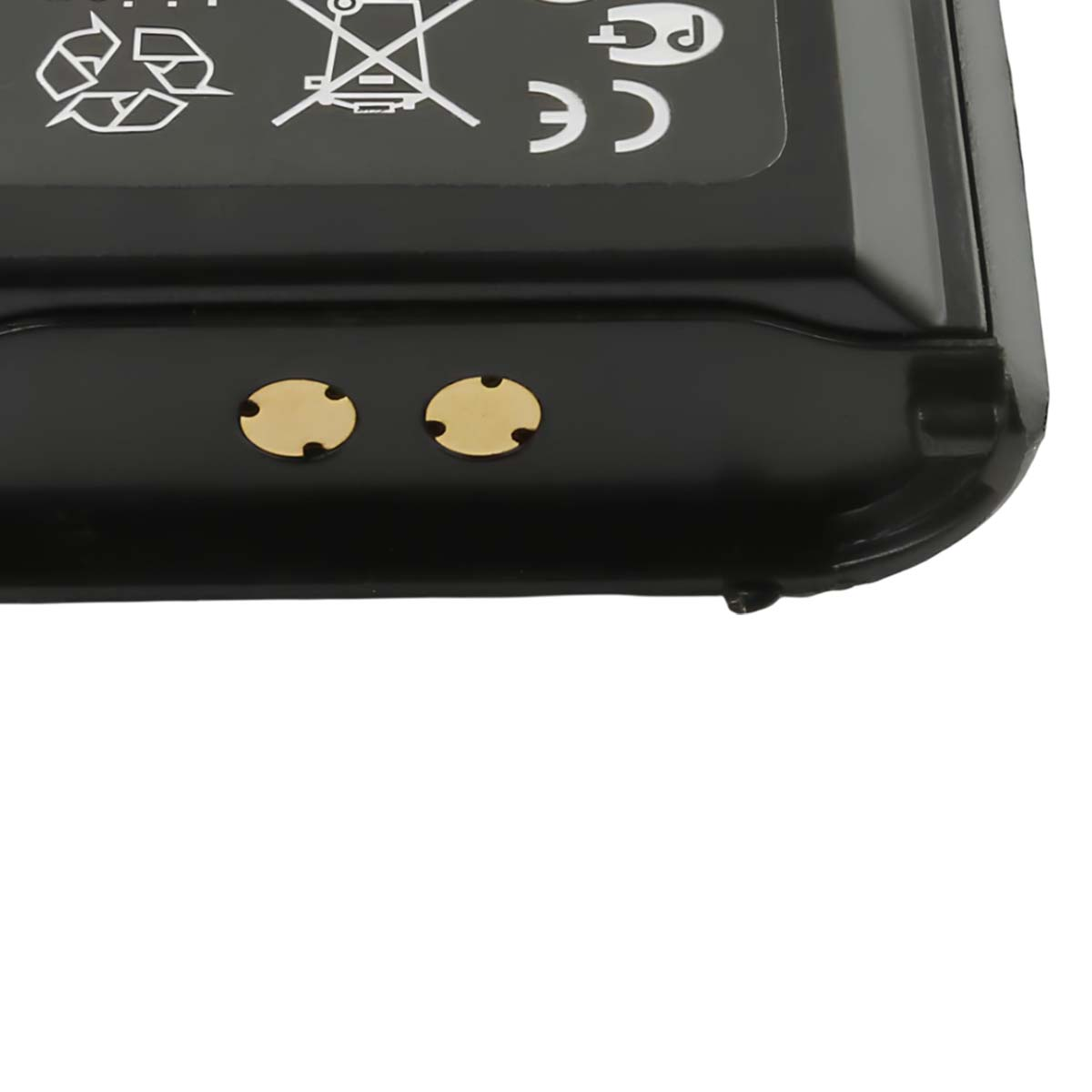 Nahaufnahme einer schwarzen Batterie mit zwei goldenen Kontakten. Symbole und CE-Kennzeichnung sind sichtbar.
