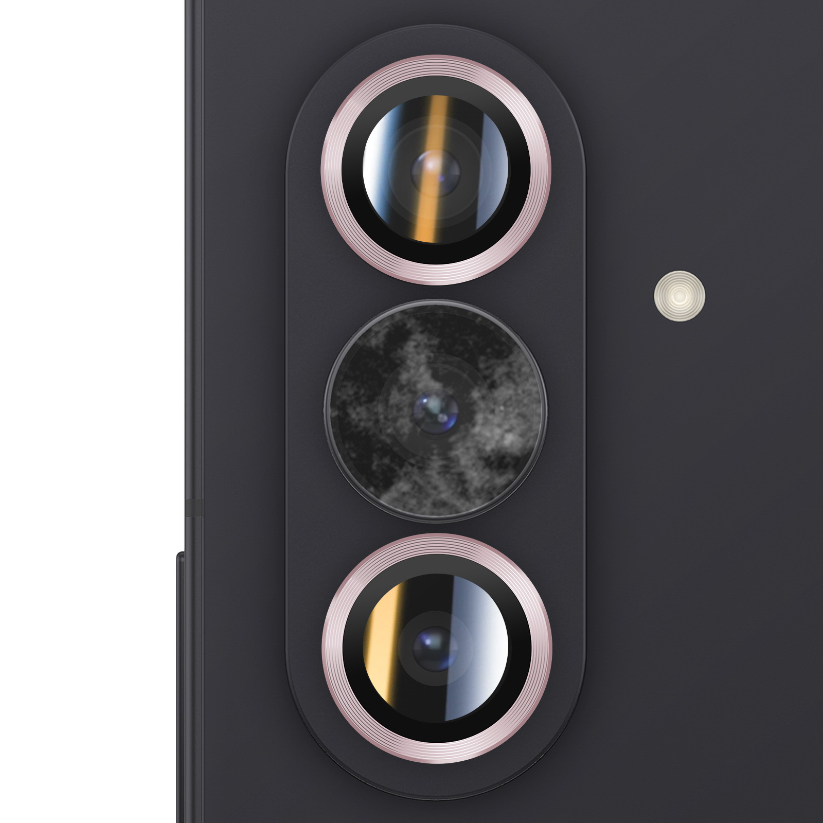 Primo piano di un modulo fotocamera per smartphone con tre obiettivi e un flash. Gli obiettivi hanno anelli dorati. Sfondo nero.