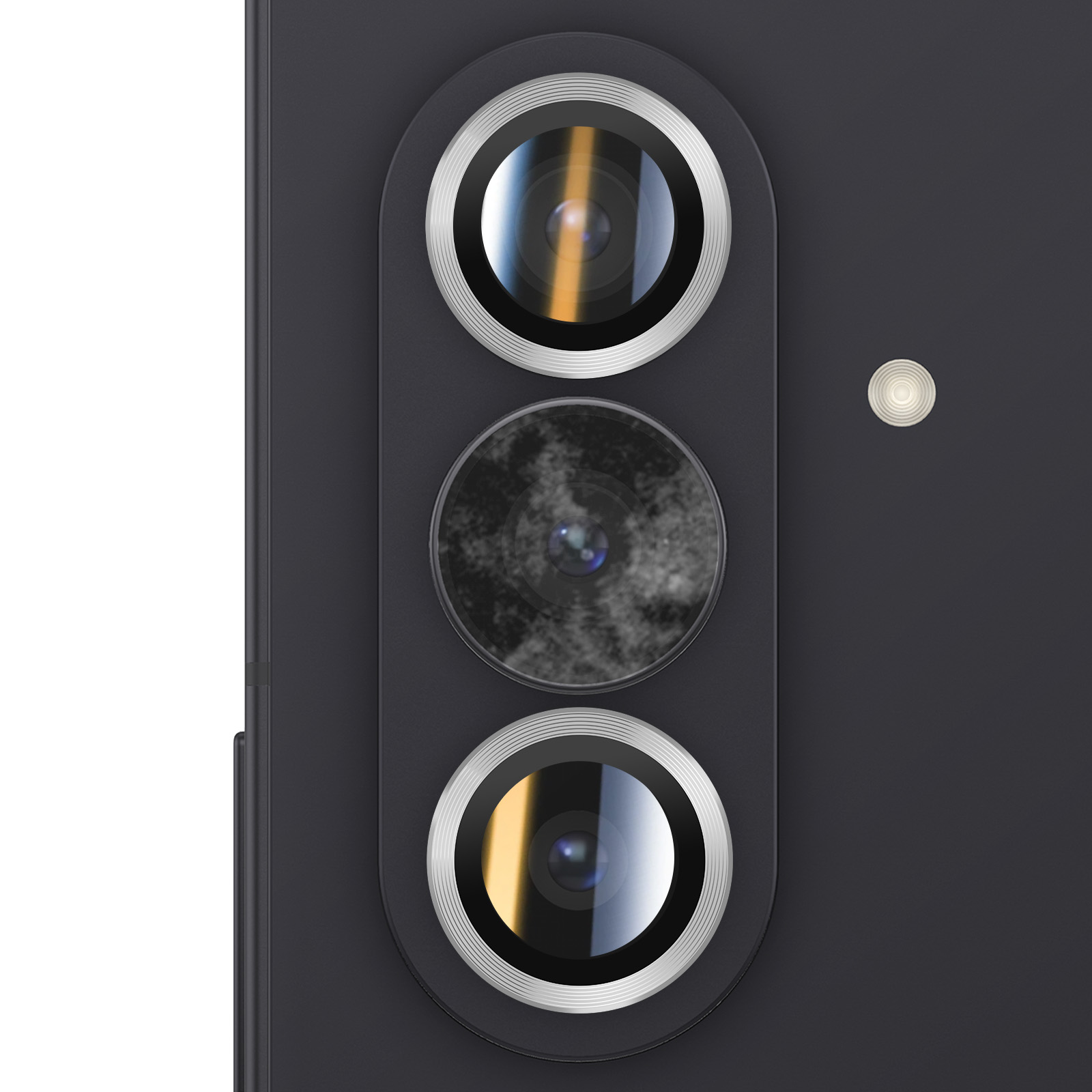 Close-up van de camera-opstelling van een smartphone. Drie lenzen en een flitser op een donkergrijze achtergrond, met metalen randen.