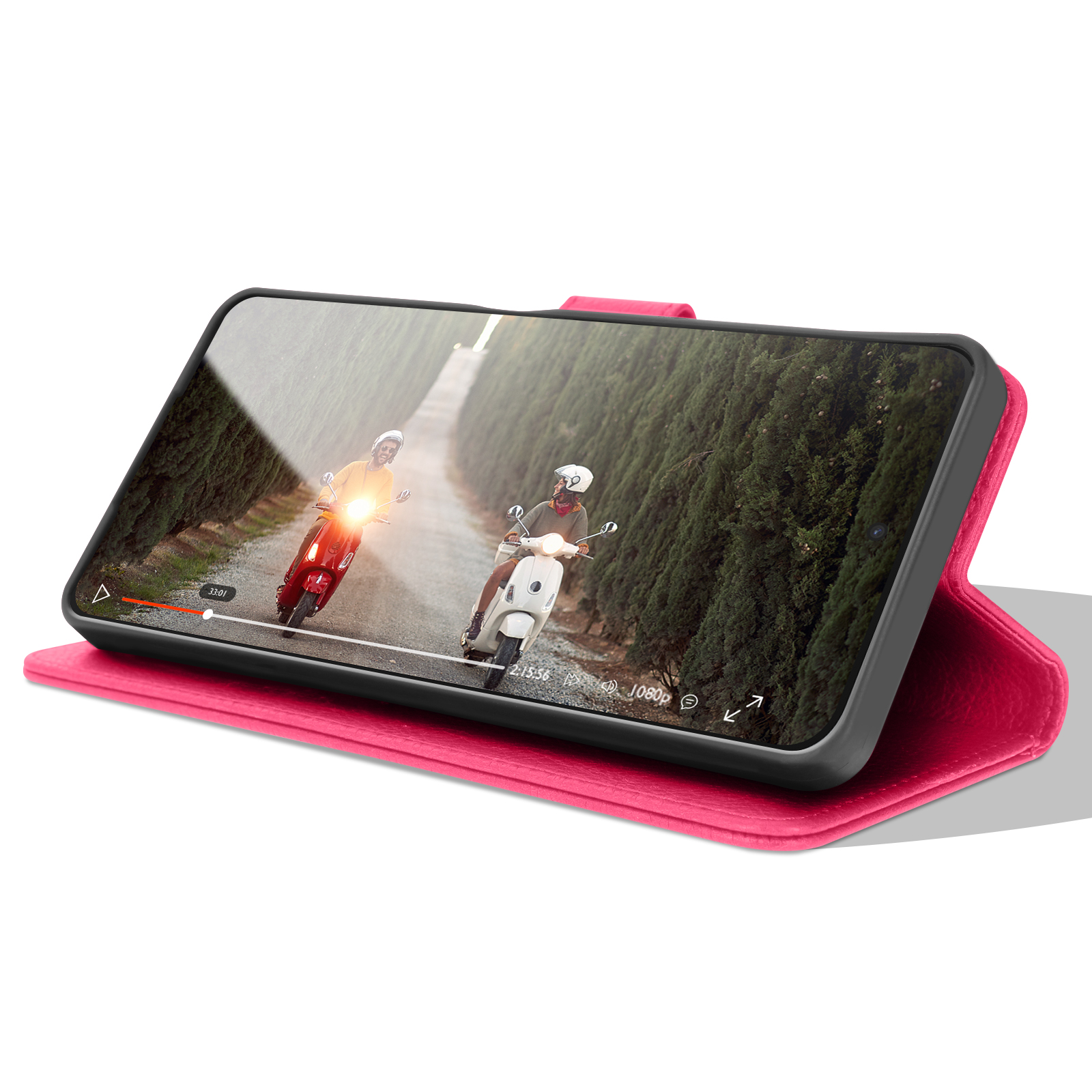 Een telefoon in een roze hoesje toont een video van twee scooters op een weg omzoomd door bomen. De telefoon staat open en in landschapsmodus.