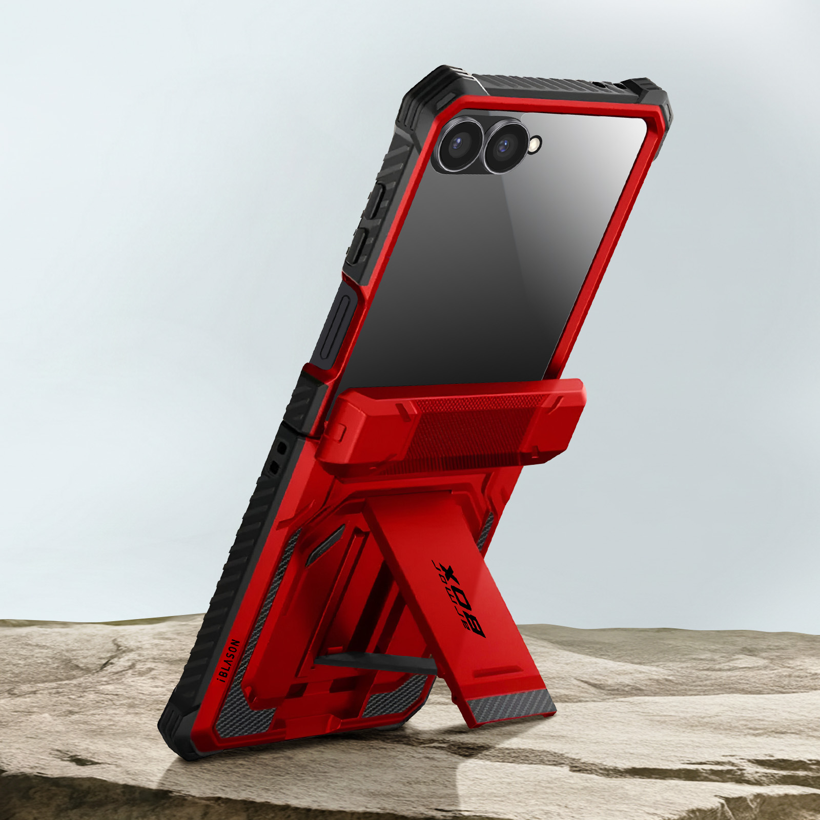 Een rood-zwarte telefoonhoes met een standaard staat overeind. De telefoon heeft twee camera's. De hoes staat op een getextureerd oppervlak.
