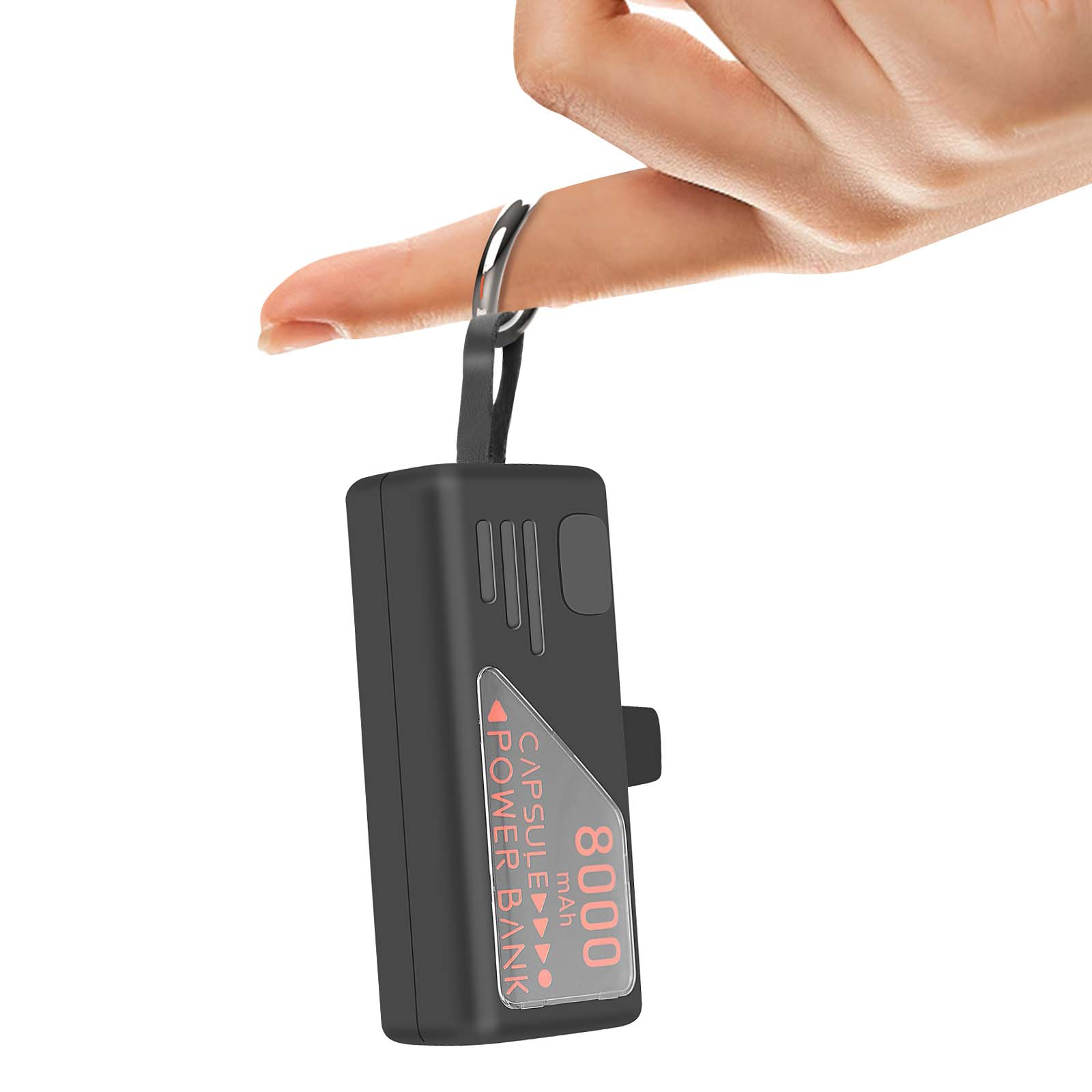 Una mano tiene un power bank nero da 8000 mAh, attaccato a un anello d'argento.