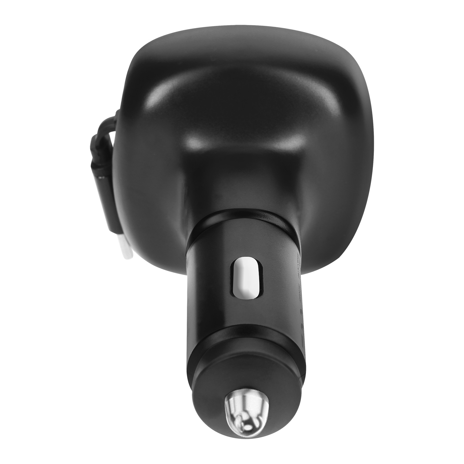 Caricabatterie per auto nero su sfondo bianco. Ha una porta USB e un piccolo pulsante. È collegato un piccolo cavo.