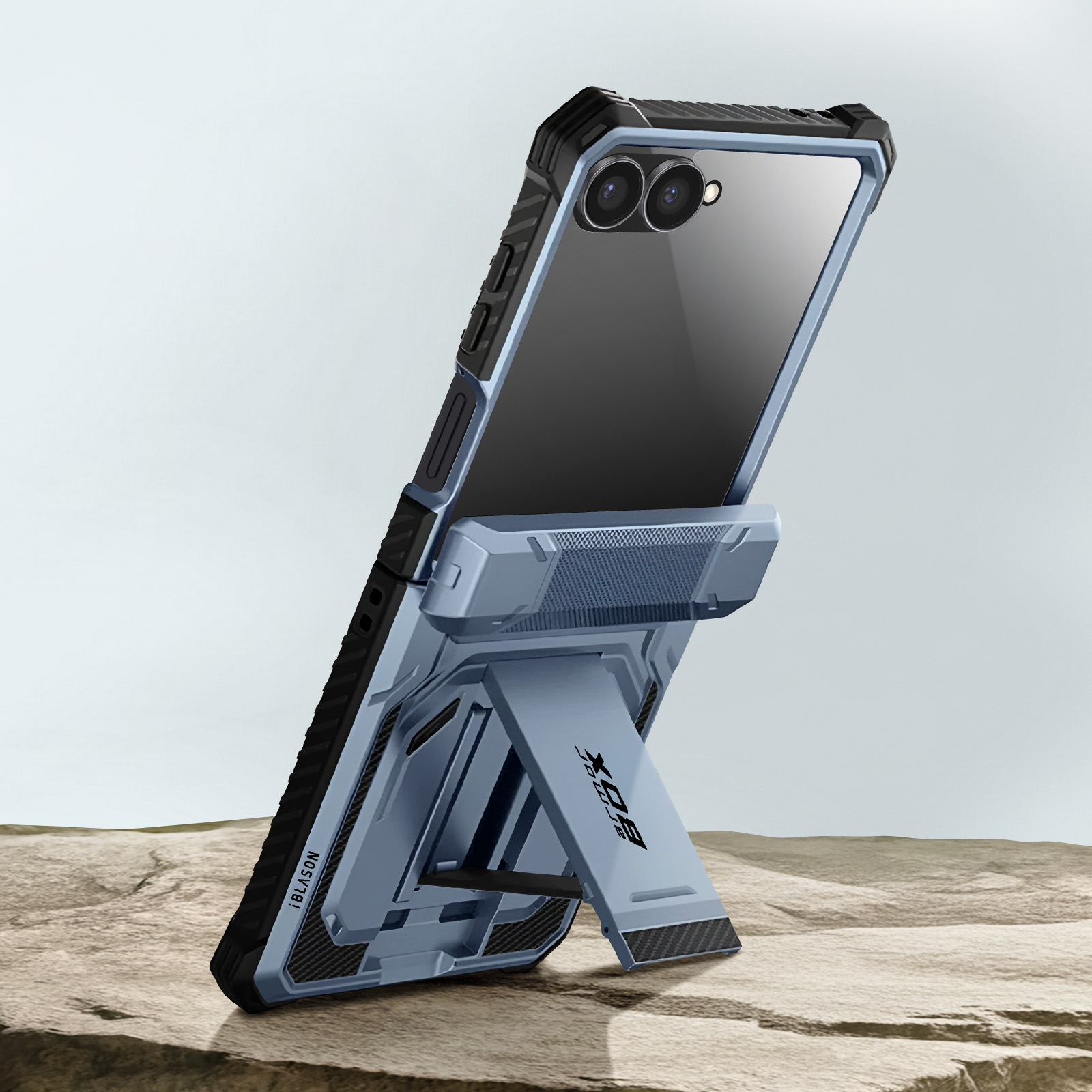 Een telefoon in een blauwe hoes met een standaard staat op een bruin oppervlak. De hoes heeft een zwart frame.
