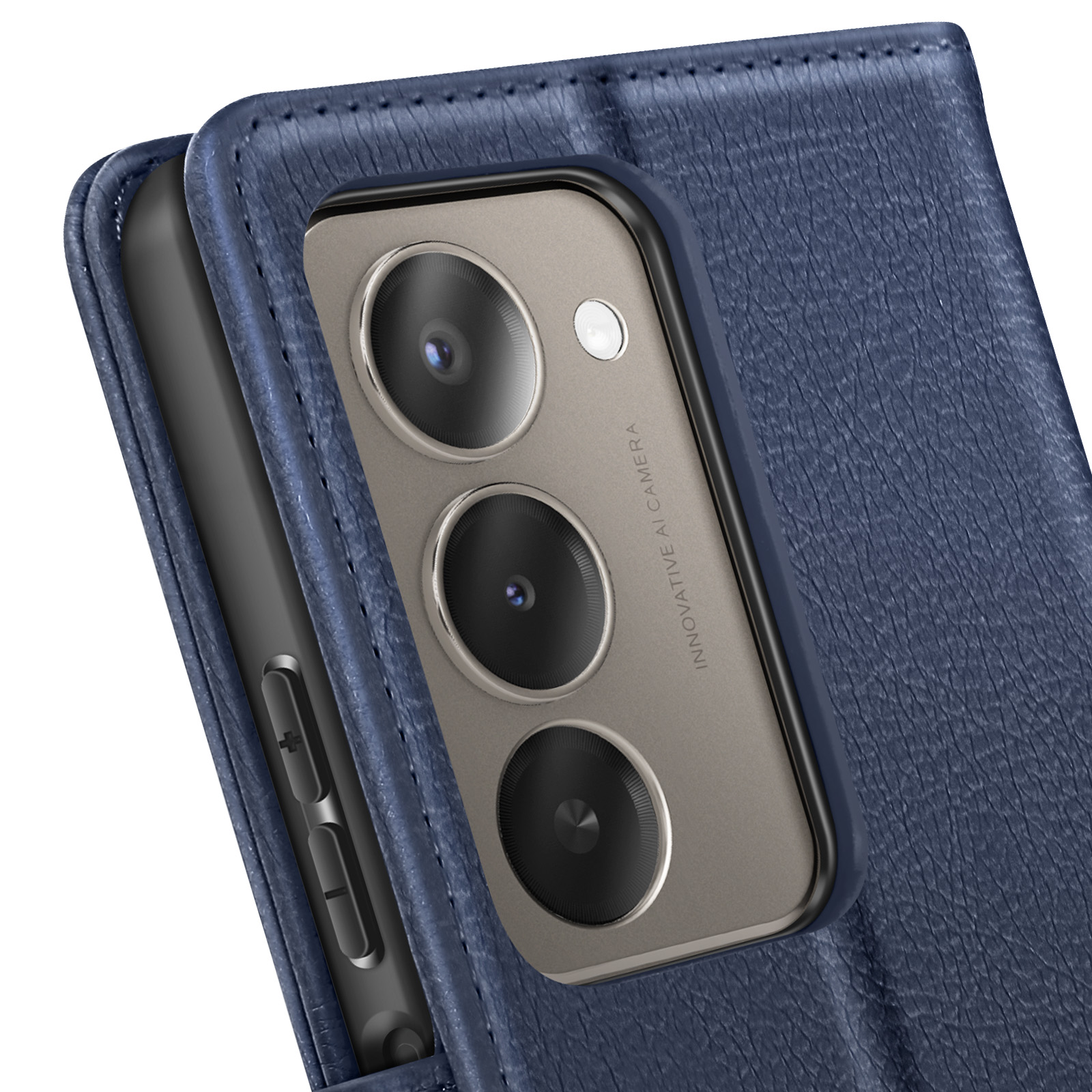 Primo piano di un telefono in una custodia di pelle blu. Il telefono ha tre obiettivi e pulsanti del volume.