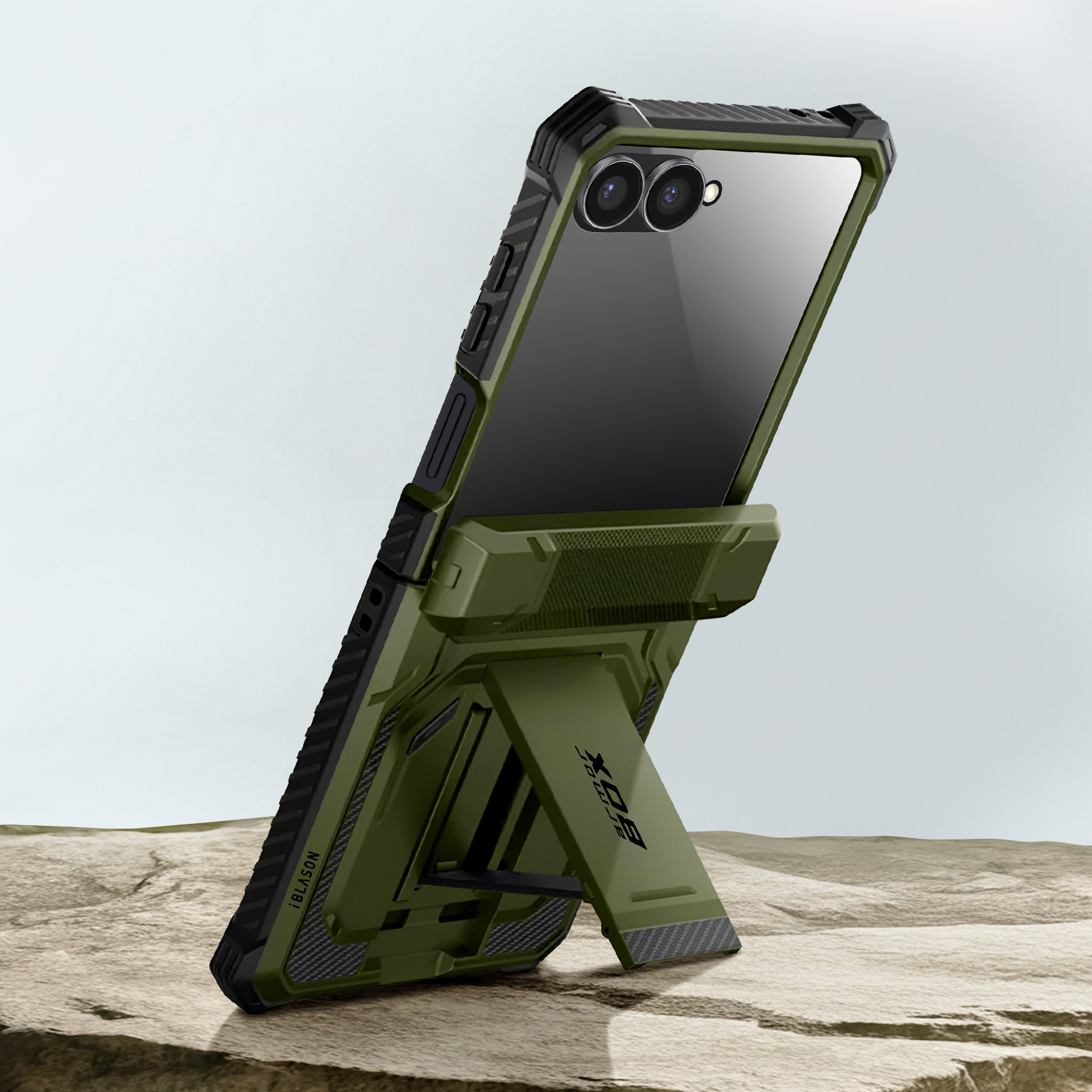 Groene telefoonhoes met standaard op een rotsachtig oppervlak. De telefoon heeft dubbele camera's. De achtergrond is lichtblauw.