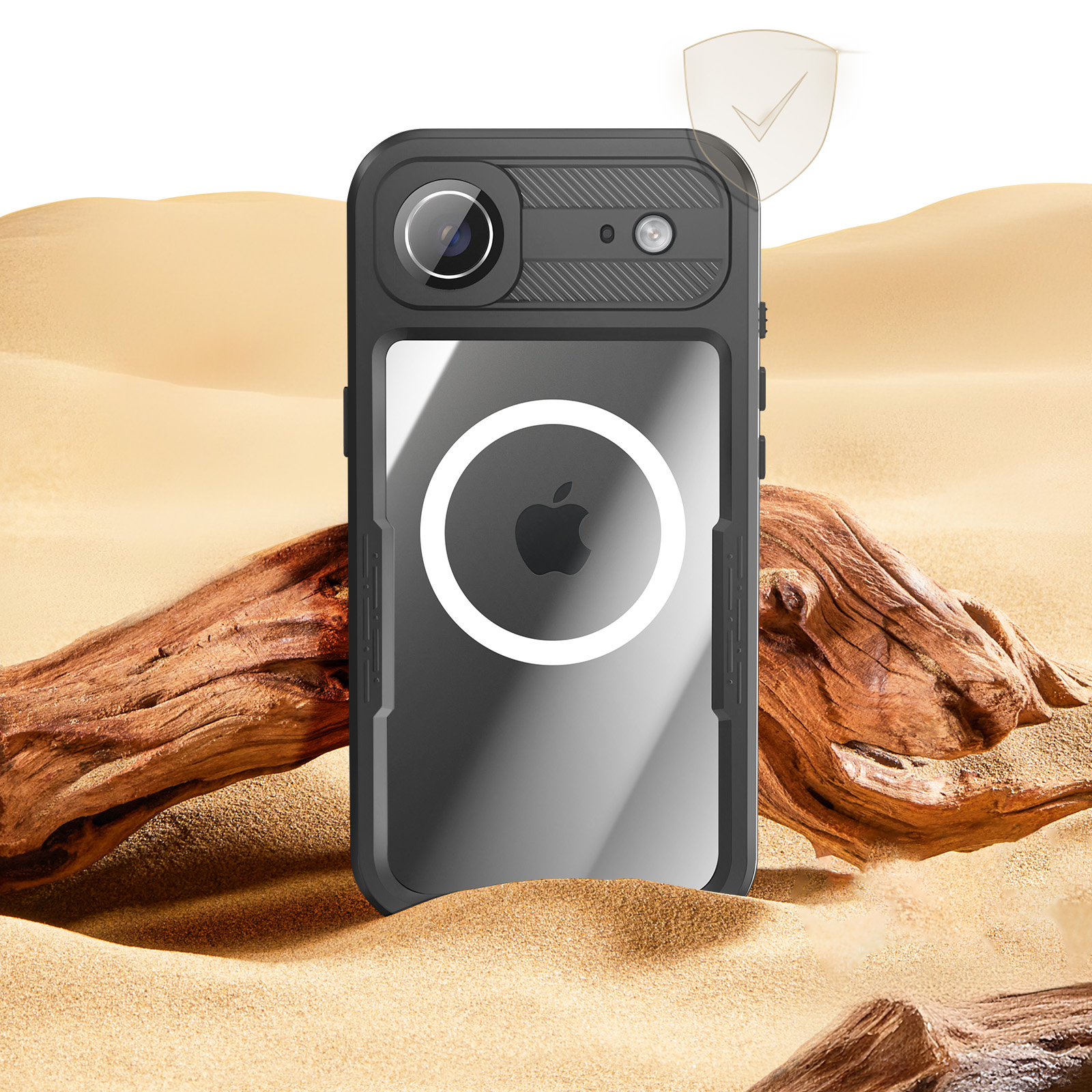 Coque de téléphone noire avec deux caméras, un cercle blanc et un logo Apple, sur du sable avec du bois flotté et un fond désertique.