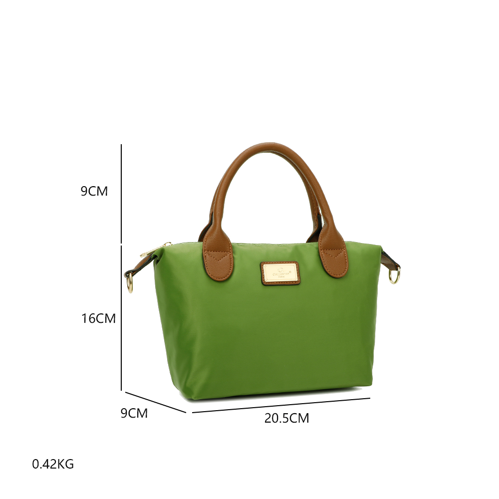 Un bolso verde con asas marrones. Las dimensiones son 20,5 cm de largo, 16 cm de alto y 9 cm de ancho. Pesa 0,42 kg.