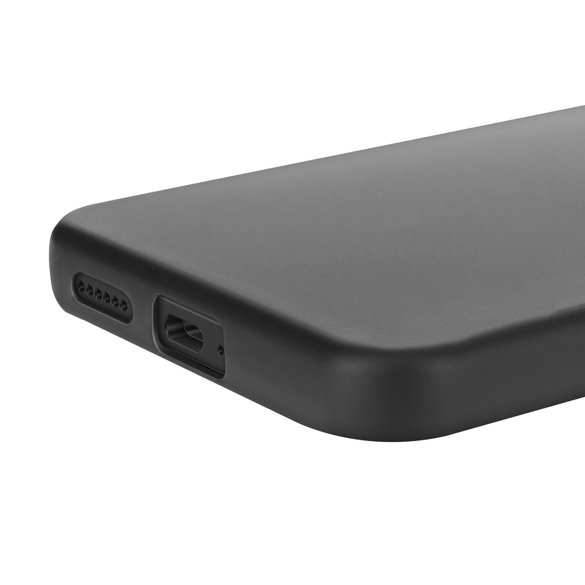 Gros plan sur une coque de téléphone noire. Comprend des trous de haut-parleur, un port de chargement et une finition mate lisse. Le boîtier est incliné.