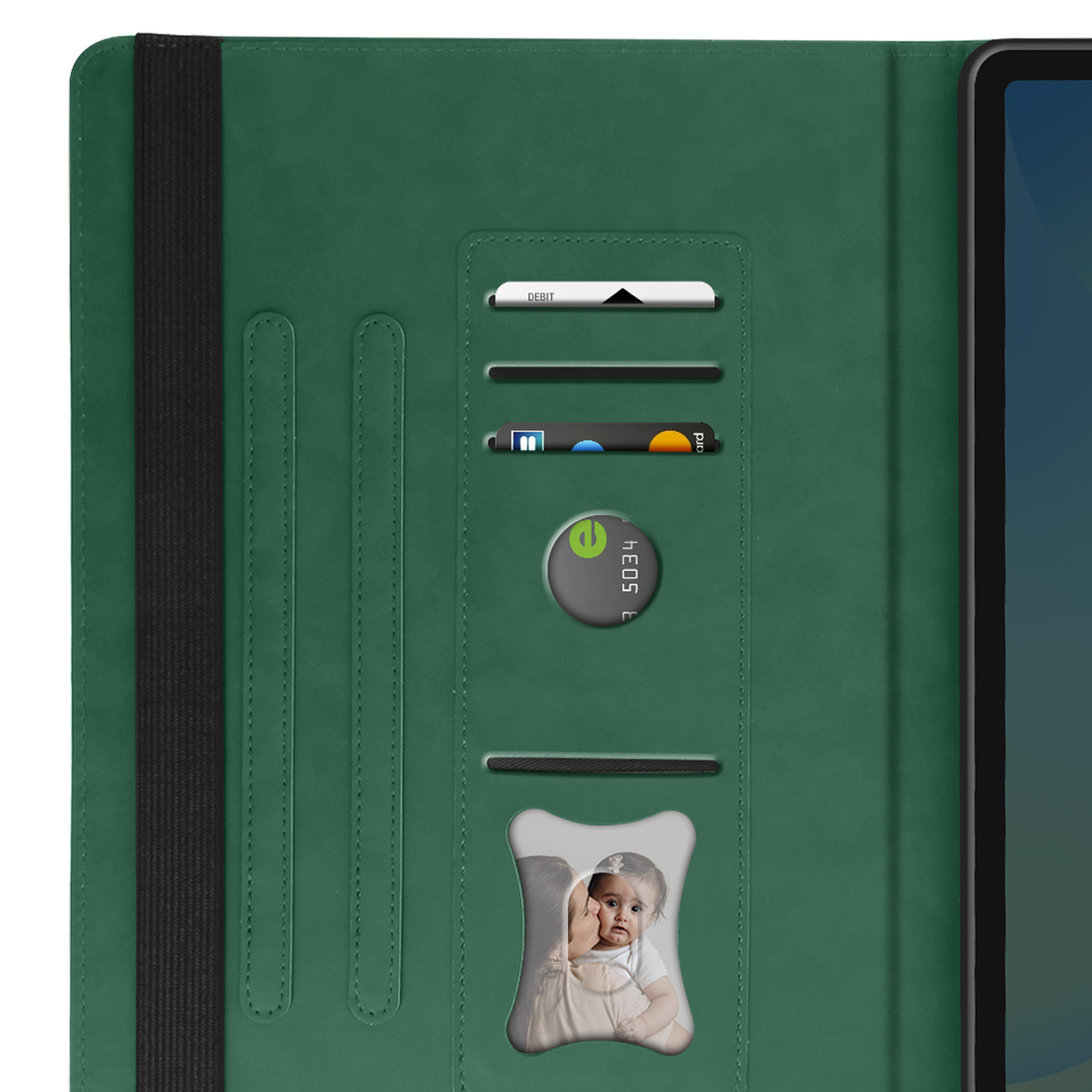 Custodia verde per tablet con scomparti per carte, foto di un bambino e fascia elastica nera.