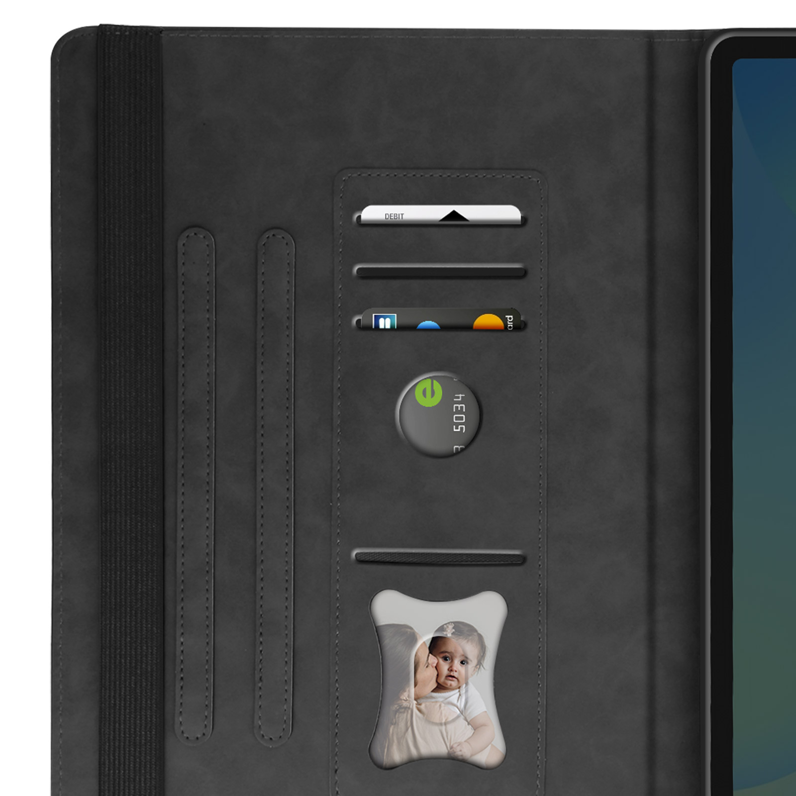 Custodia nera per tablet con fessure per carte, una foto del bambino e uno schermo del tablet visibile a destra.