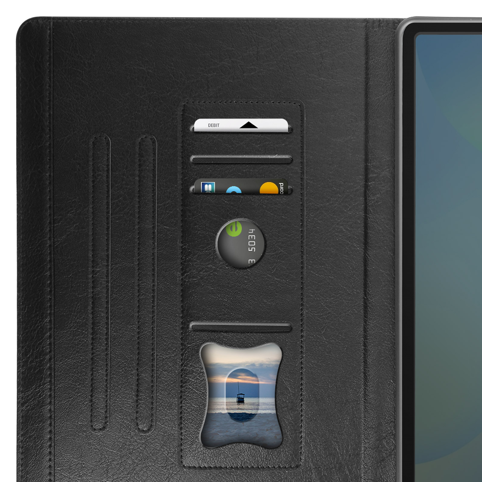 Custodia per tablet nera con fessure per carte. Un tablet è a destra. Scena di barca visibile attraverso un'apertura.