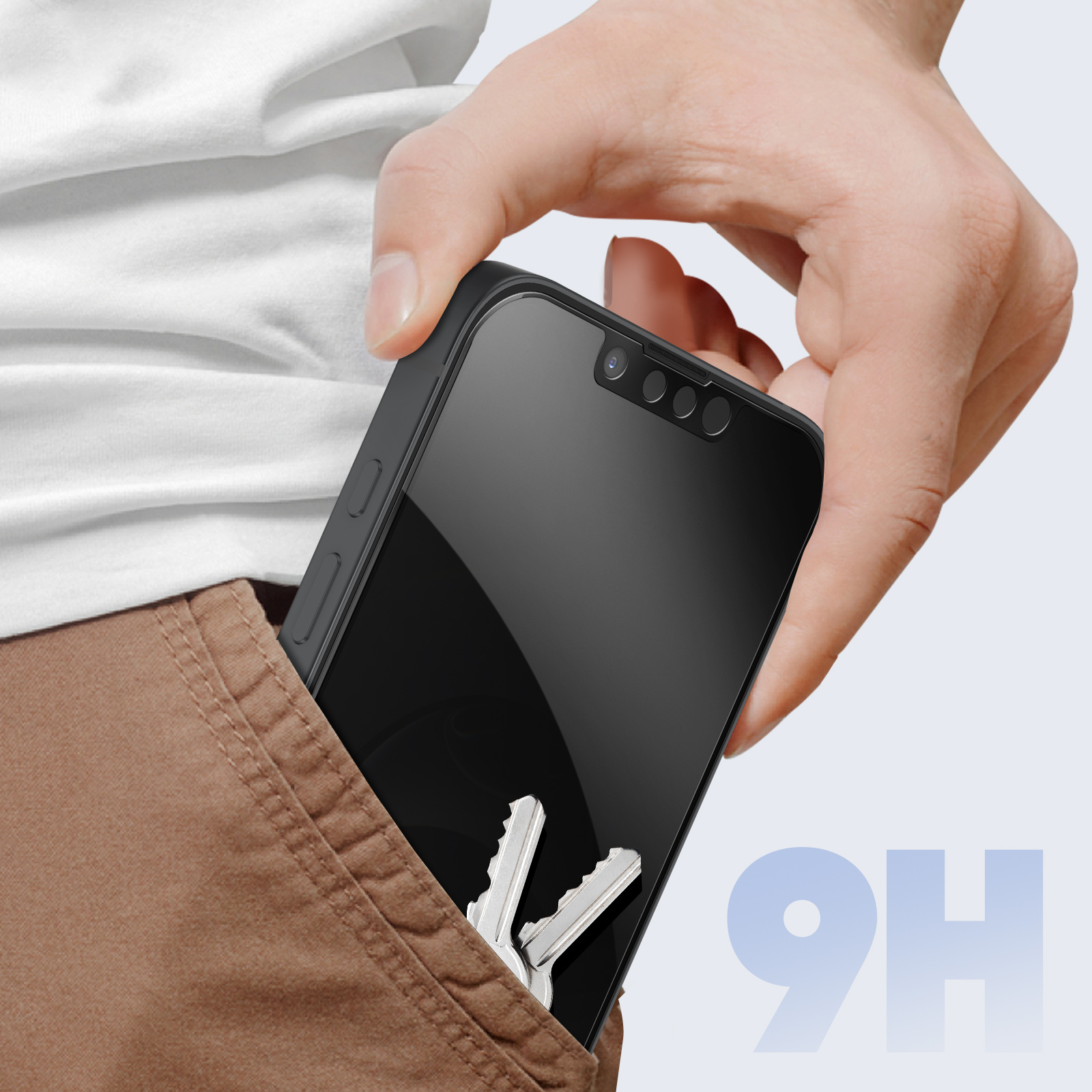 Mano che tiene uno smartphone nero con chiavi in tasca. Il telefono è in una custodia. Camicia bianca e tasca marrone visibili.