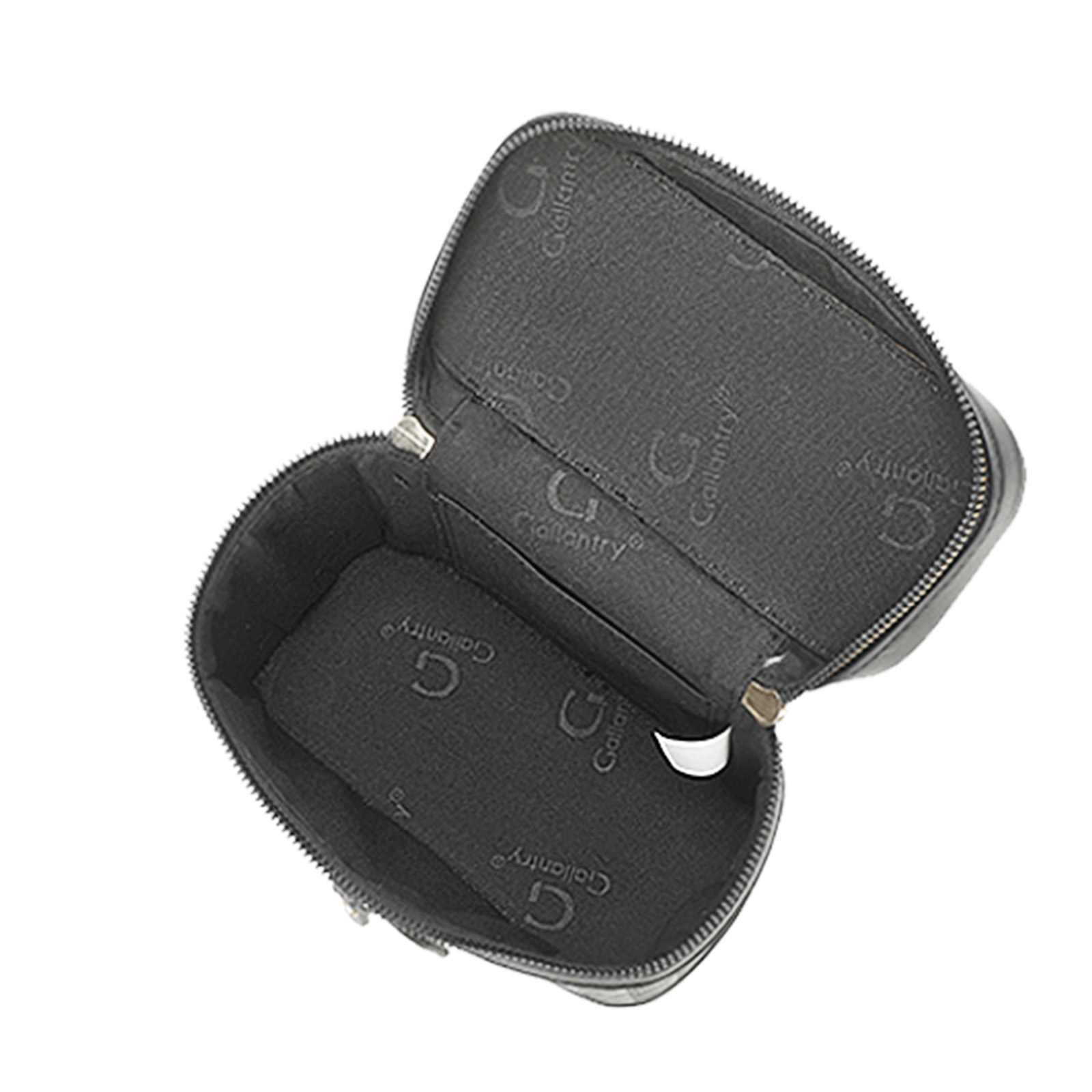 Bolsa de maquillaje Gallantry negra abierta sobre fondo blanco. La bolsa tiene bolsillos internos y cremallera.