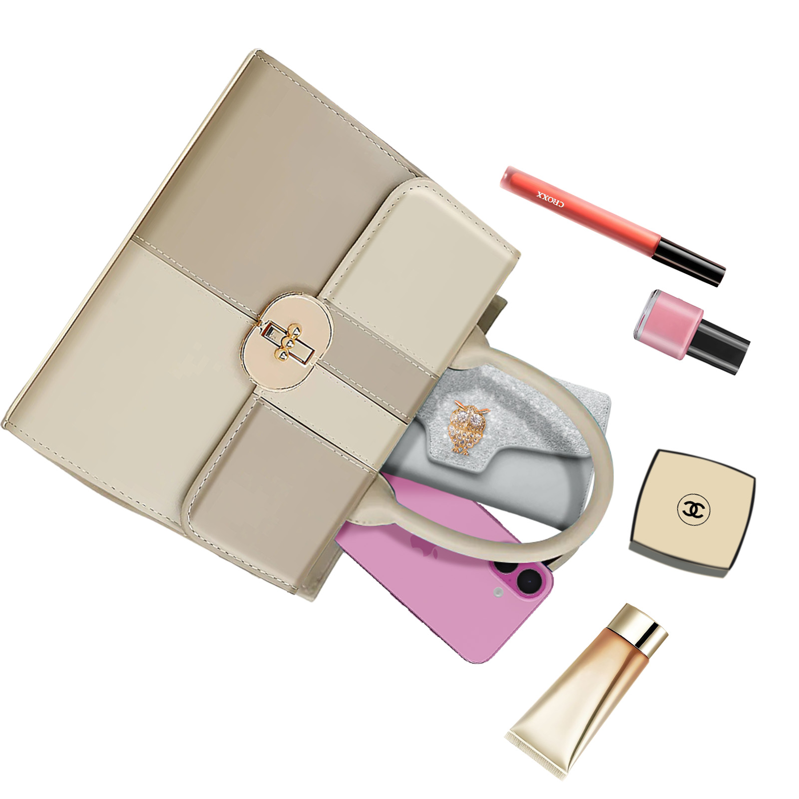 Un bolso beige y crema con contenido: teléfono, maquillaje y un pequeño monedero. Los artículos están sobre un fondo blanco.