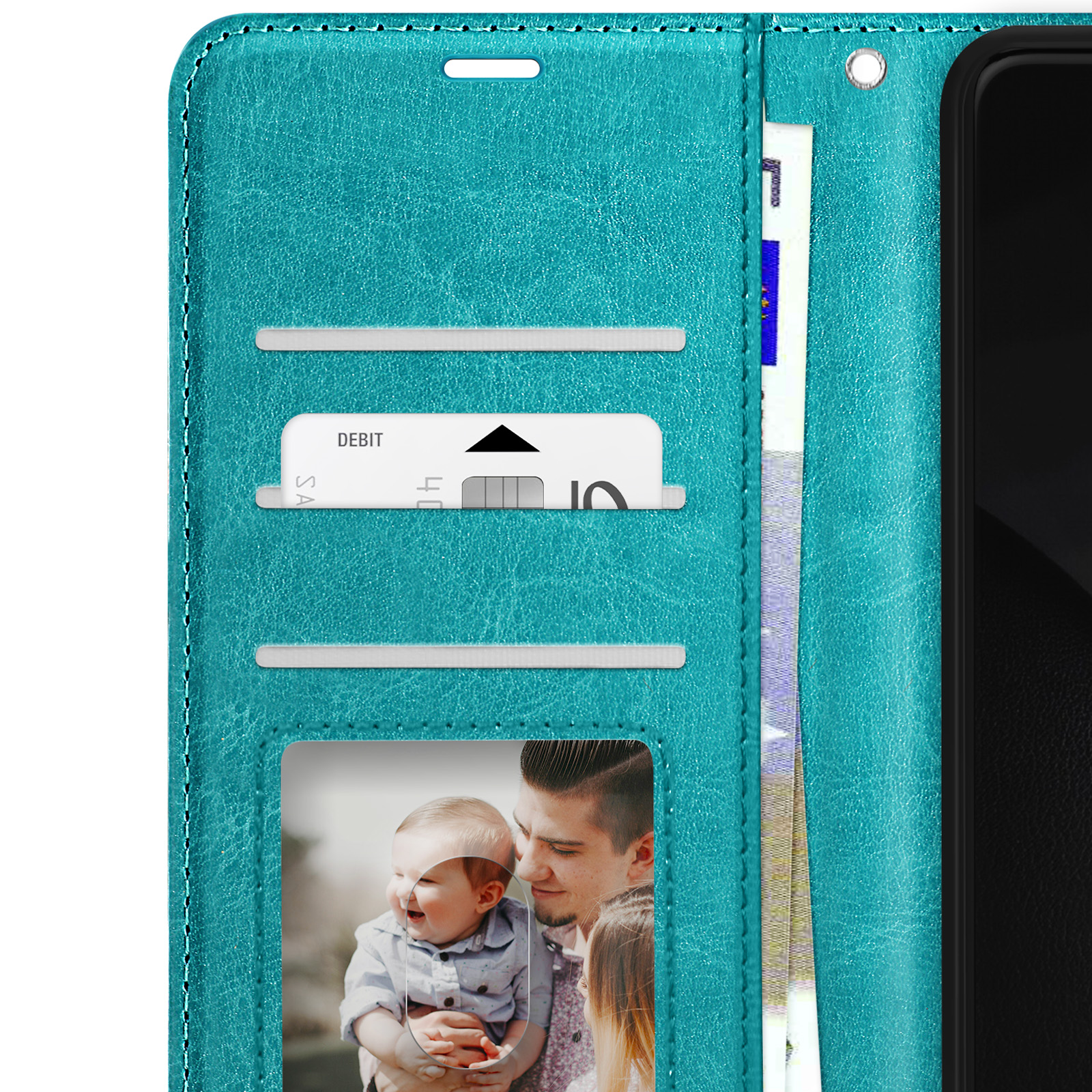 Custodia per telefono turchese con scomparti per carte. Contiene carta di debito, banconota in euro e foto di famiglia.