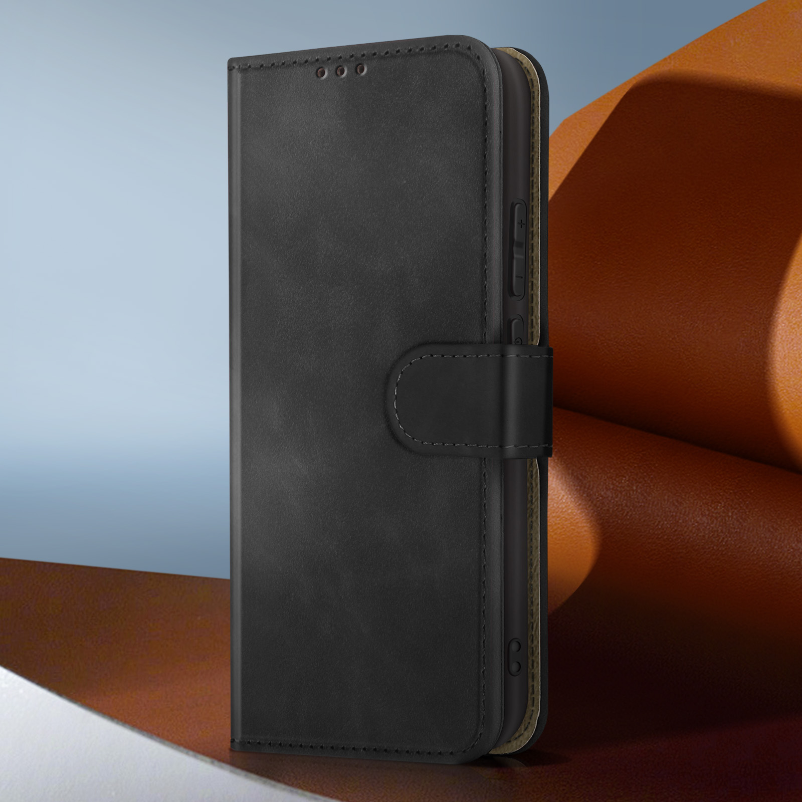 Custodia per telefono in pelle nera con chiusura magnetica, su sfondo sfumato marrone e blu.