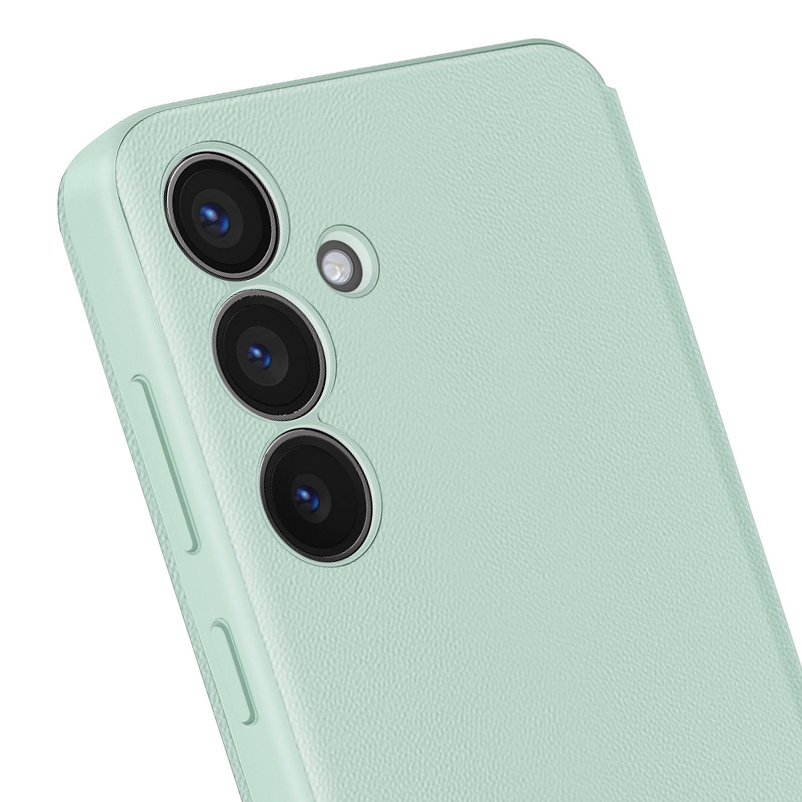 Primo piano del retro del telefono con tre obiettivi e un flash. Il telefono è verde chiaro, lo sfondo è bianco.