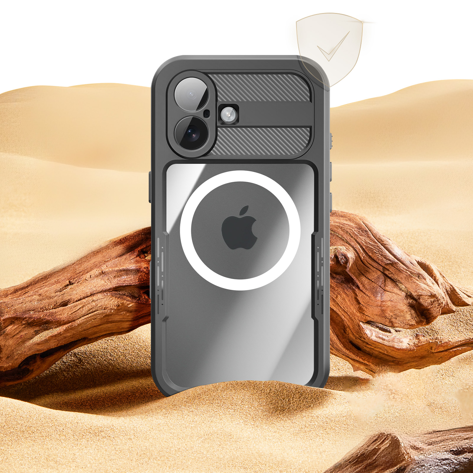 Una custodia per telefono con ritaglio per fotocamera e logo Apple, su sabbia con legni trasportati. Duna di sabbia sullo sfondo.