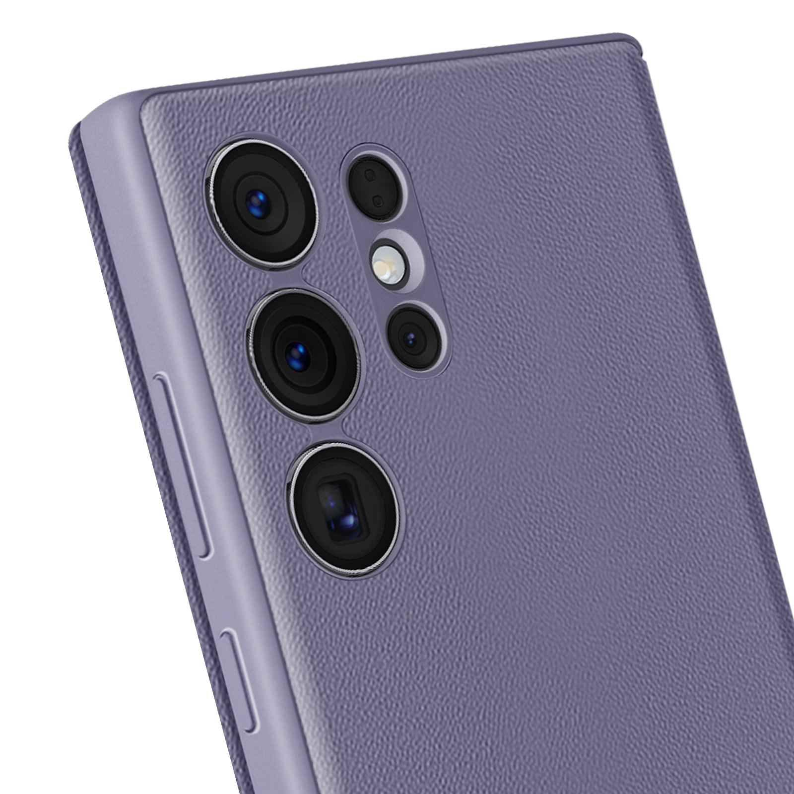 Primo piano di uno smartphone viola con più obiettivi e una cover posteriore strutturata. Sfondo bianco.