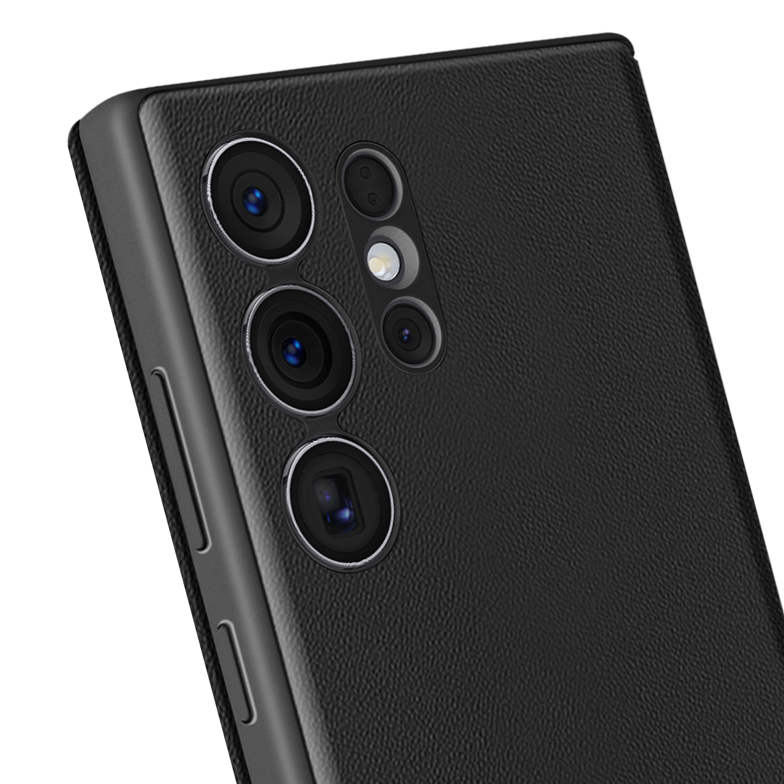 Primo piano del retro di uno smartphone nero con più lenti e superficie testurizzata simile alla pelle.