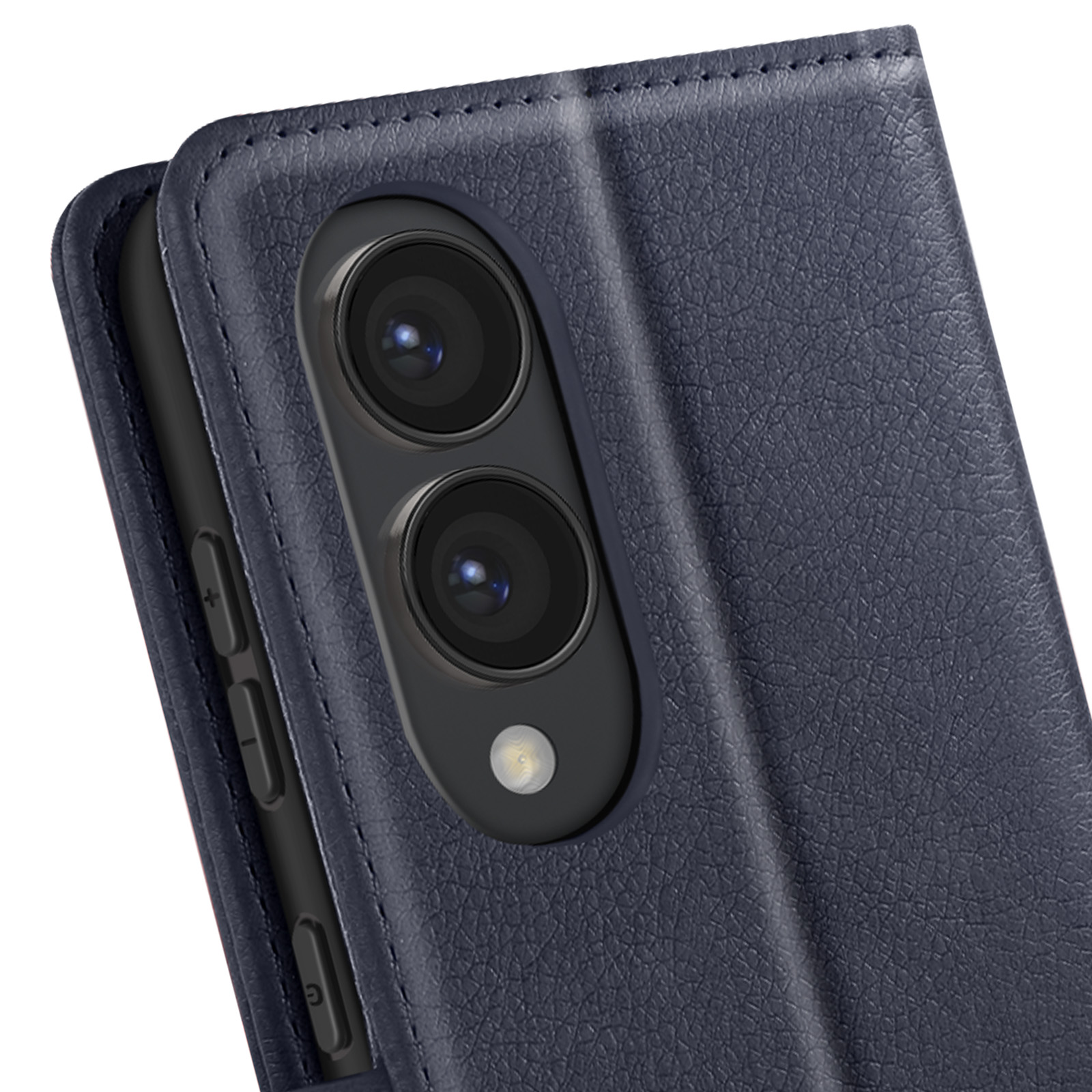 Primo piano di una custodia per telefono blu scuro. Lenti della fotocamera visibili. La custodia ha un aspetto in pelle.