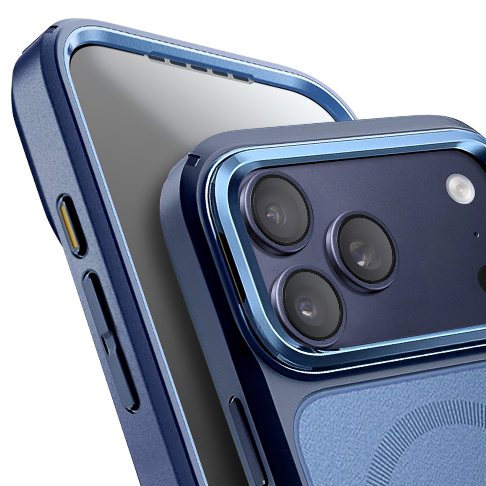 Close-up van een blauwe telefoonhoes met drie cameralenzen. De hoes zit op een telefoon, witte achtergrond.