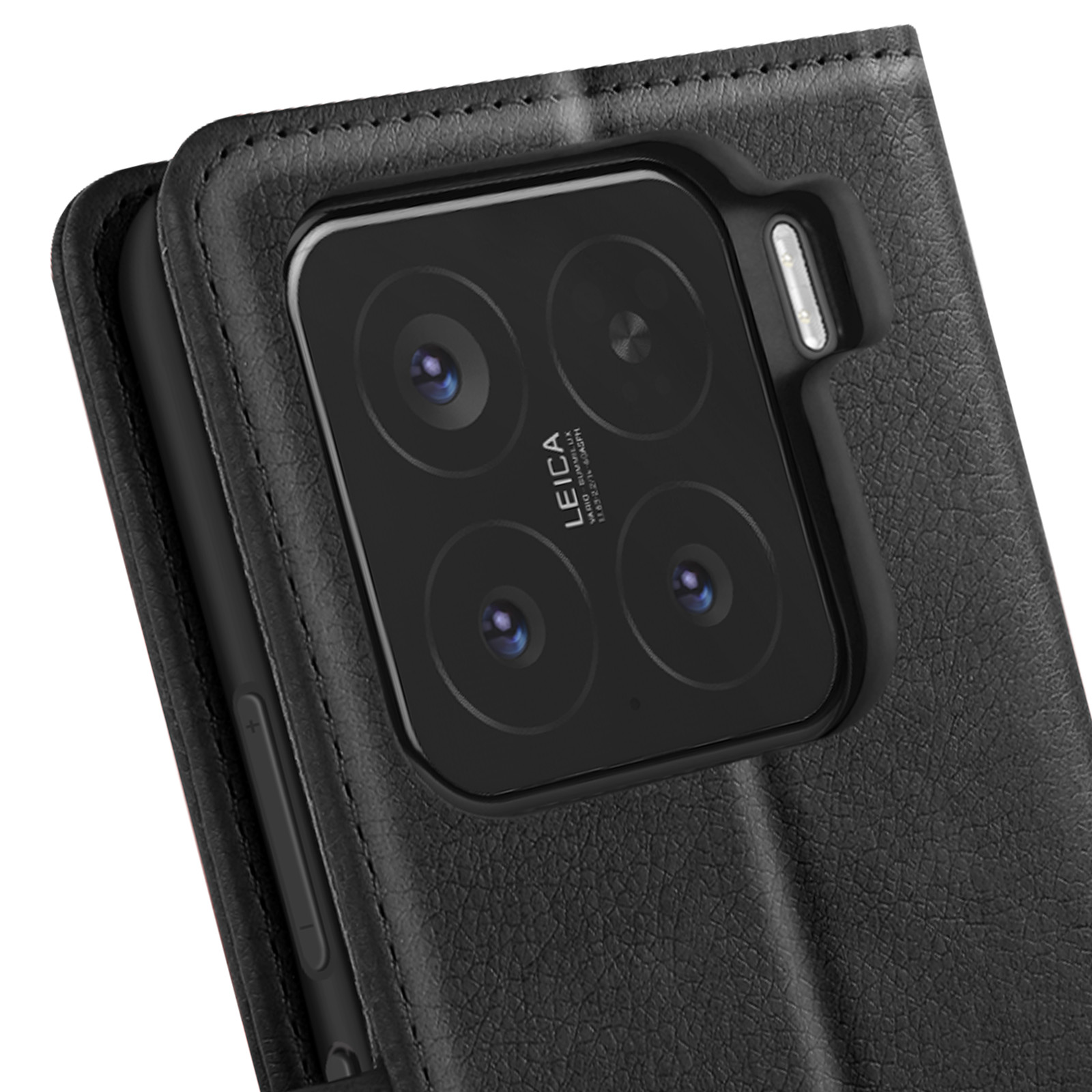 Primo piano di un telefono. Il telefono nero ha diversi obiettivi ed è in una custodia di pelle nera.