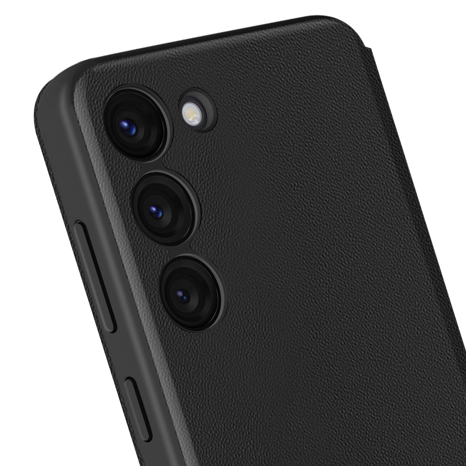 Primo piano di uno smartphone nero con tre fotocamere e un flash. Il telefono ha un retro strutturato.
