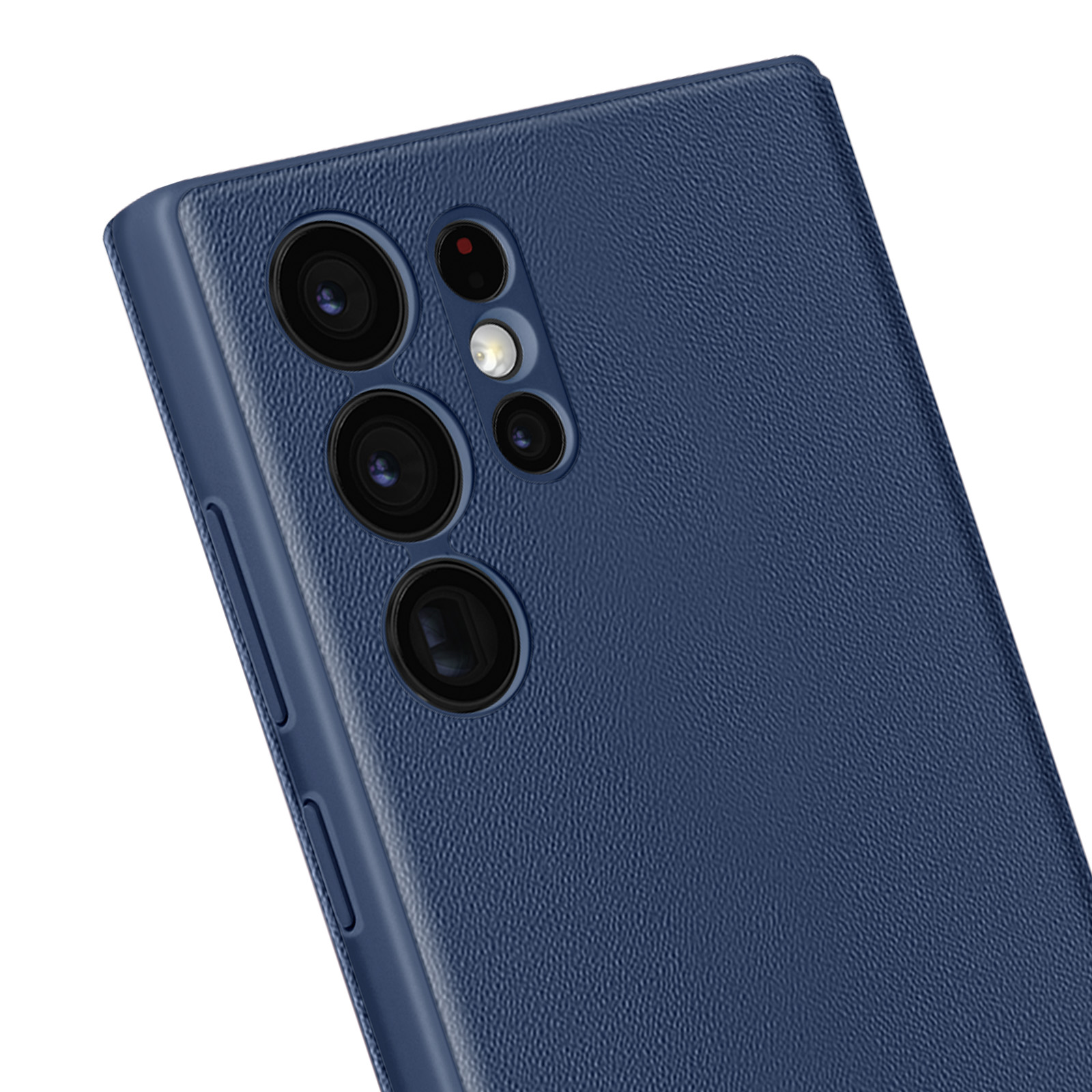 Primer plano de una funda de teléfono azul oscuro. Se ven varias lentes de cámara. La funda tiene una superficie texturizada y un fondo blanco.