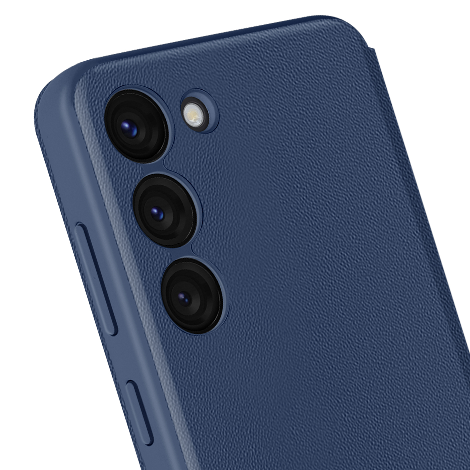 Primo piano di una custodia blu per telefono con tre obiettivi e un flash. La custodia ha una superficie strutturata.