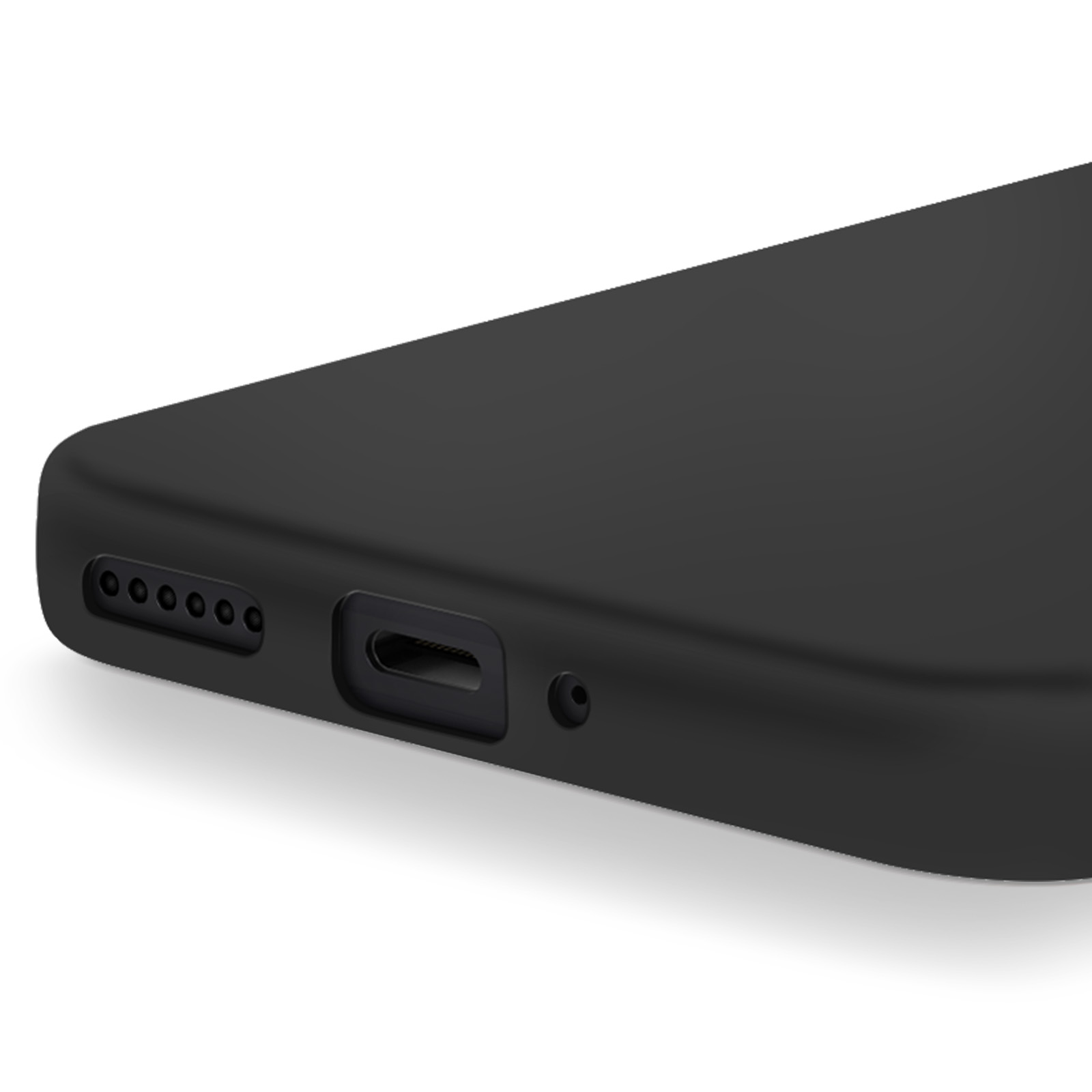 Primo piano del bordo inferiore di un telefono nero. Ha una porta di ricarica, fori per altoparlanti e un microfono. Lo sfondo è bianco.