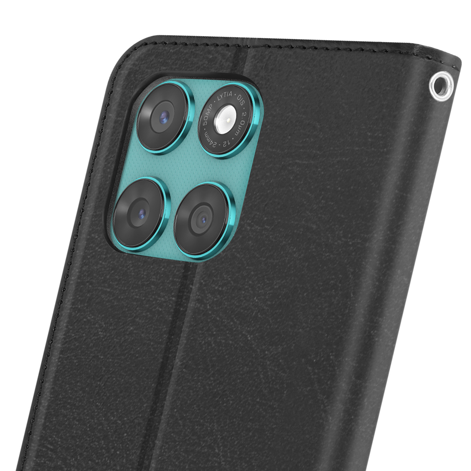 Primo piano di una custodia nera per telefono con modulo fotocamera. Il modulo ha tre lenti con accenti turchese.