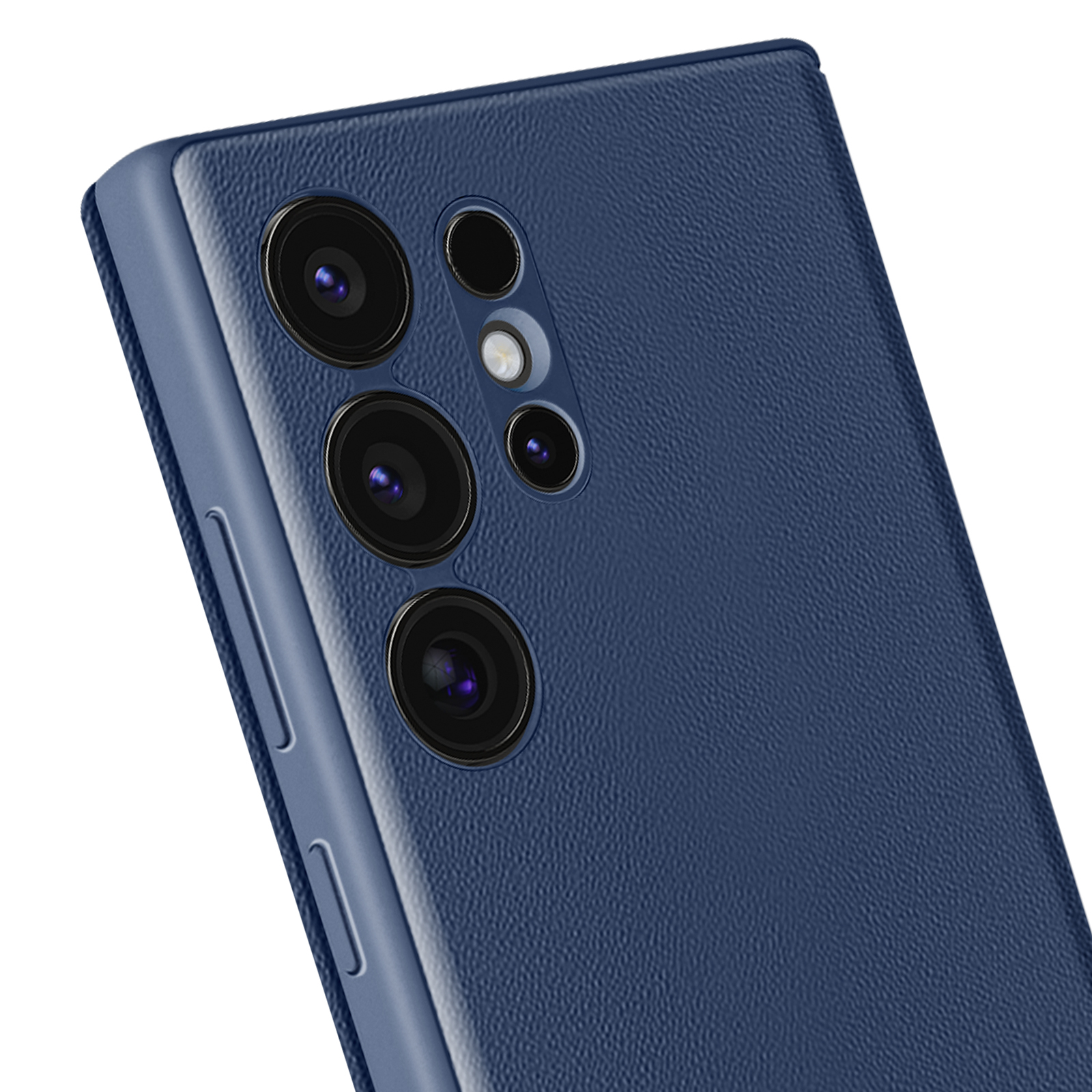 Primo piano di una custodia per telefono blu scuro. Sono visibili più obiettivi della fotocamera. Lo sfondo è bianco.