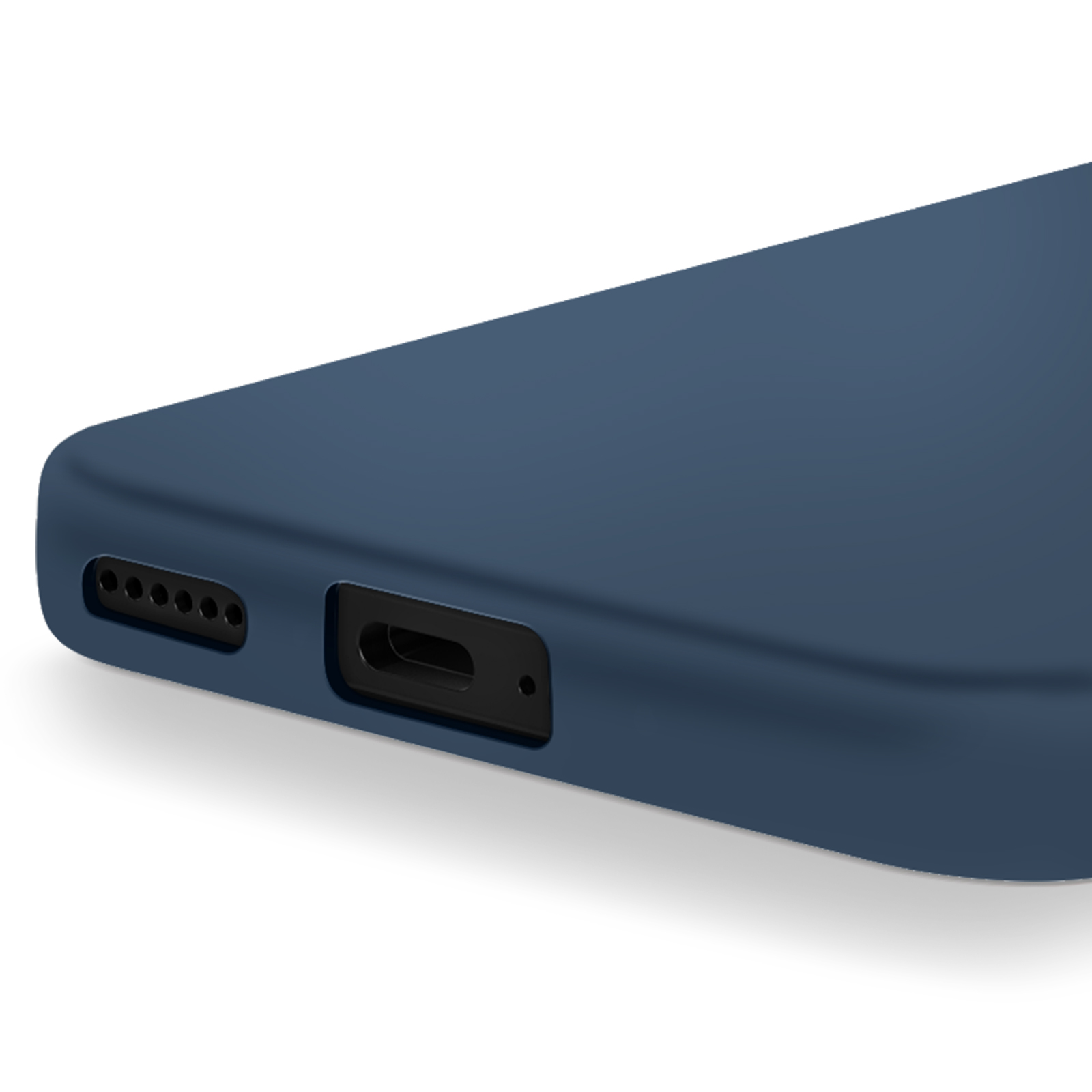 Primo piano di una custodia per telefono blu scuro. Mostra il lato con la porta e i fori degli altoparlanti su sfondo bianco.