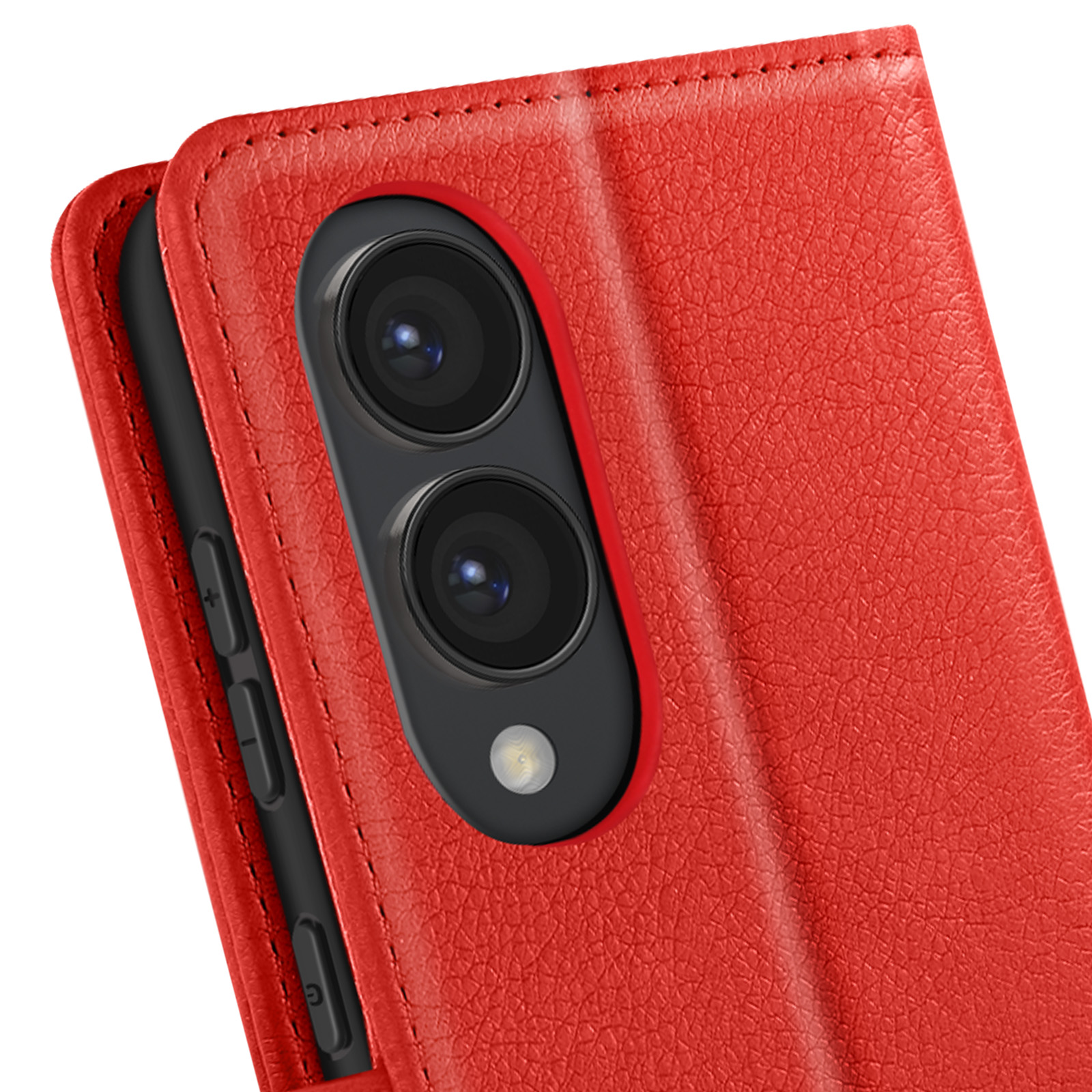 Primo piano di una custodia per telefono in pelle rossa con modulo fotocamera nero visibile. La custodia ha bordi cuciti e bottoni.