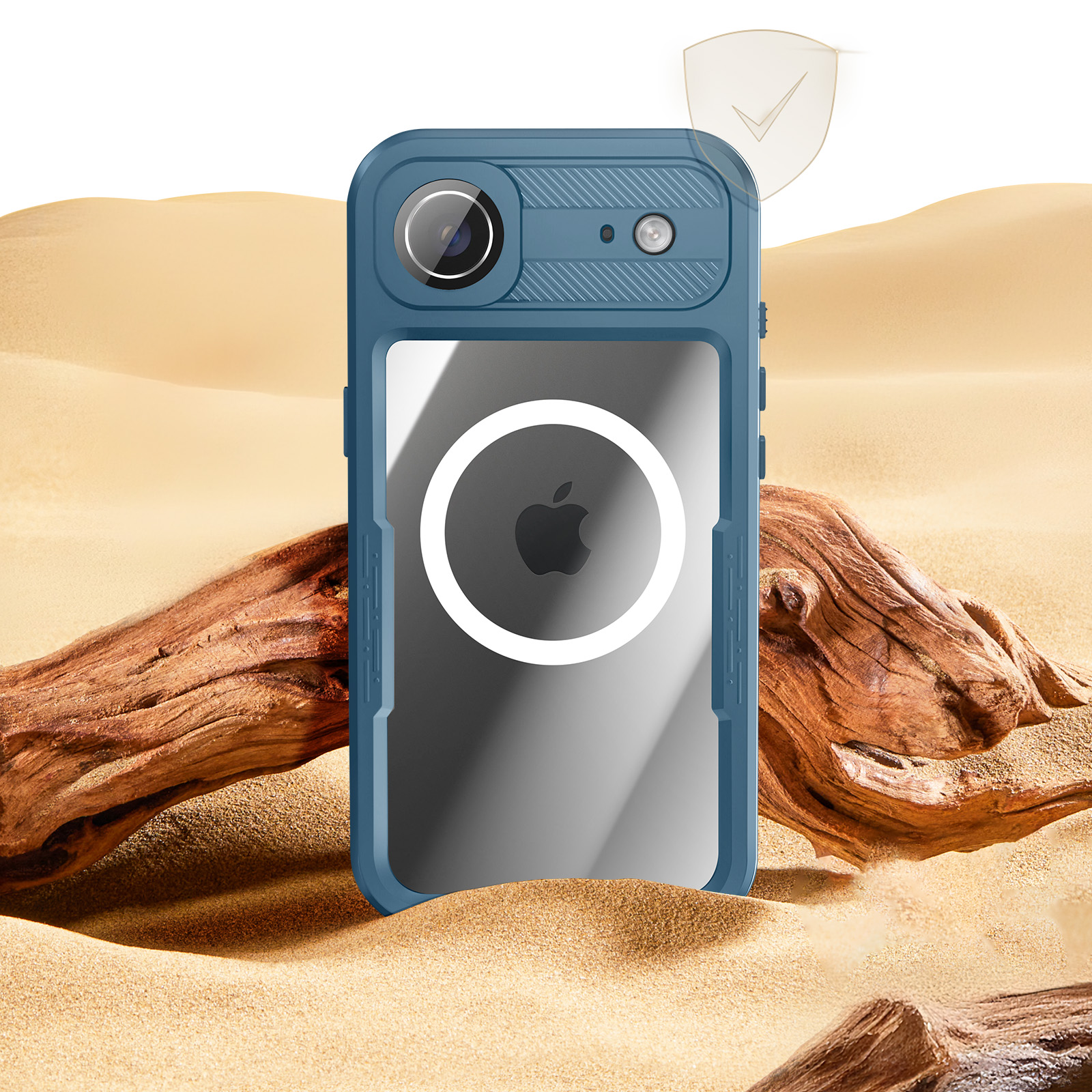 Una custodia blu per telefono con retro trasparente e logo Apple è appoggiata sulla sabbia con legno alla deriva. Lo sfondo è una scena desertica.