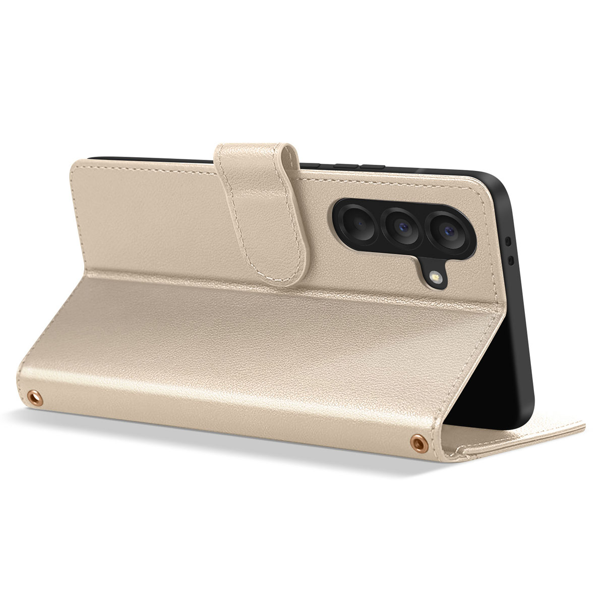 Una custodia per telefono in pelle beige è aperta, mostrando il telefono con tre fotocamere. La custodia ha una chiusura magnetica.