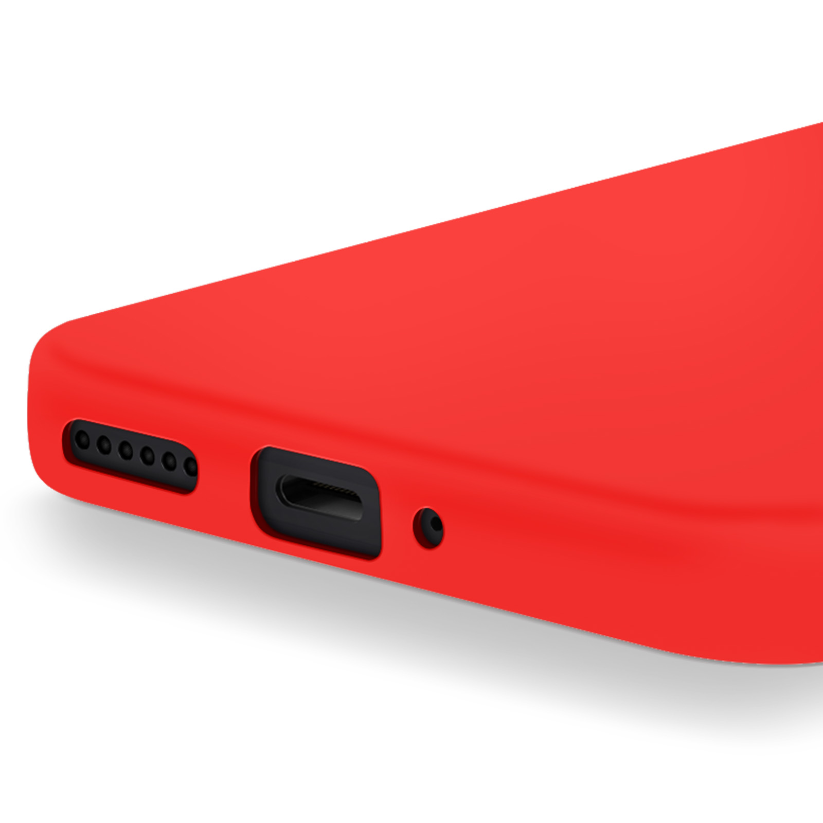 Primo piano di una custodia rossa per telefono. Sono visibili la porta, i fori degli altoparlanti e un piccolo foro per il microfono. Sfondo bianco.