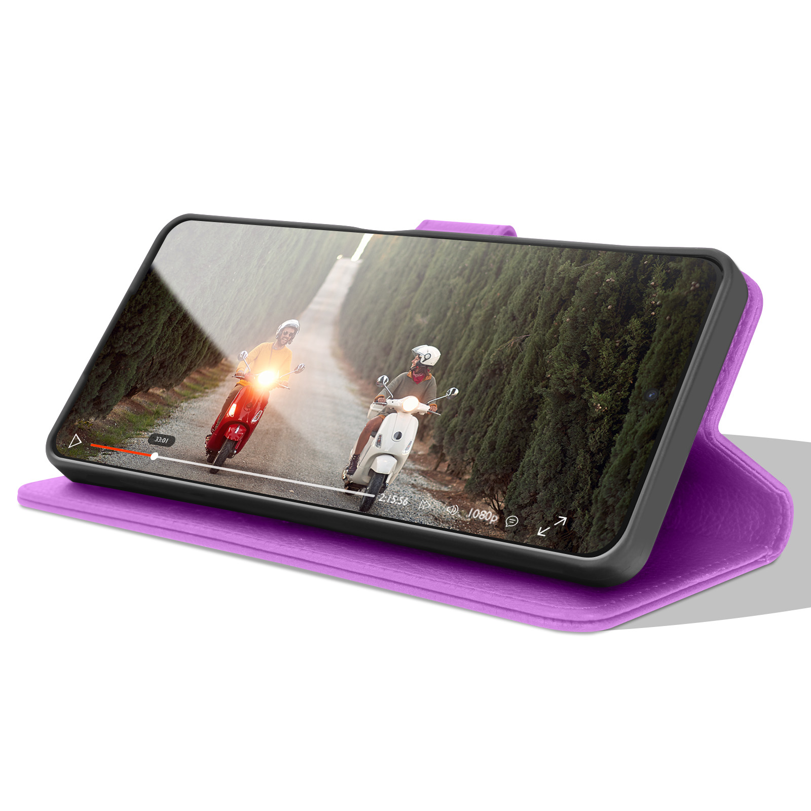 Een telefoon in een paarse hoes toont een video van twee mensen die op scooters rijden op een weg omzoomd door bomen.