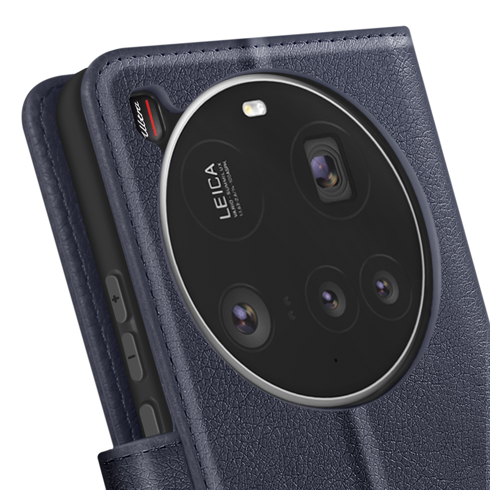 Primo piano di un telefono con un grande obiettivo della fotocamera. È in una custodia di pelle blu. Il logo Leica è visibile.
