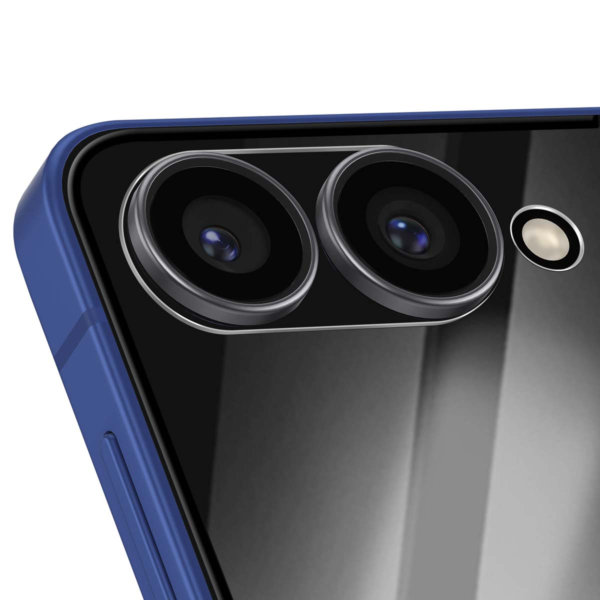 Gros plan du module caméra d'un téléphone, avec deux lentilles principales et une plus petite. Cadre bleu du téléphone à gauche.
