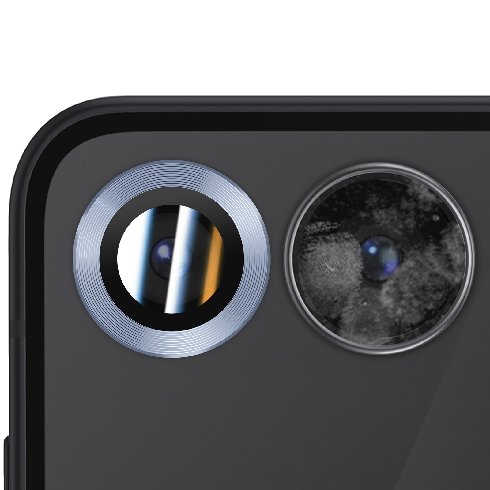 Primo piano del sistema di fotocamere di uno smartphone. Sono visibili due lenti circolari con bordi metallici, una riflette la luce.